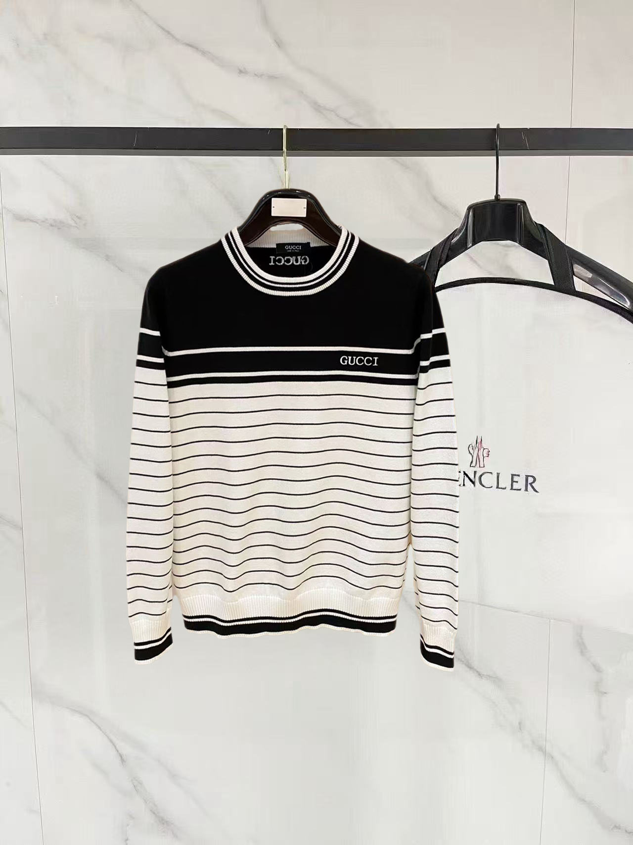 NO:662653,Gucci's 2025 new wool round-neck knit has a delicate and soft feel that can be directly contacted with the skin, allowing the warm yarn to change into a delicate texture. The top-notch craftsmanship is very distinctive and colorful, and the style is simple, elegant and exquisite. The three-dimensional tailoring design makes the entire sweater upper body full of youthful vitality and vitality. It is recommended as a must-have for autumn and winter. Sizes M-3XL, gucci, sweaters,  19860909古驰 2025新品羊毛圆领针织具有手感细腻柔软,可直接与肌肤接触,让暖心的纱线变化出细腻的质感,顶级工艺极具特色出彩,款式简约大方精美 立体剪裁的版型设计,让整款毛衣上身尽显青春活力和朝气,推荐款秋冬季穿搭必备.尺码M-3XL,,gucci,sweaters, ,Men's clothing