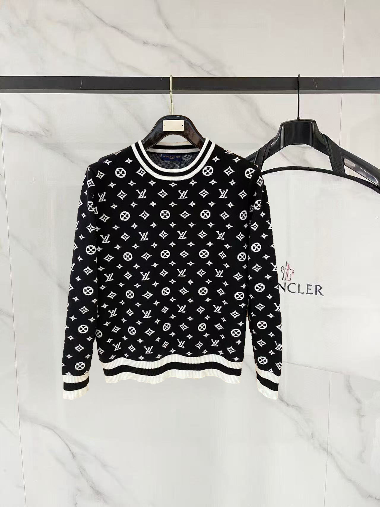 NO:662655,LV's 2025 new wool round-neck knit has a delicate and soft feel that can be directly contacted with the skin, allowing the warm yarn to change into a delicate texture. The top-notch craftsmanship is very distinctive and colorful, and the style is simple, elegant and exquisite. The three-dimensional tailoring design makes the entire sweater upper body full of youthful vitality and vitality. It is recommended to be a must-have for autumn and winter. Sizes M-3XL, Louis Vuitton, Sweaters, Alexander Wang19860909LV 2025新品羊毛圆领针织具有手感细腻柔软,可直接与肌肤接触,让暖心的纱线变化出细腻的质感,顶级工艺极具特色出彩,款式简约大方精美 立体剪裁的版型设计,让整款毛衣上身尽显青春活力和朝气,推荐款秋冬季穿搭必备.尺码M-3XL,,louis vuitton,sweaters, ,Men's clothing