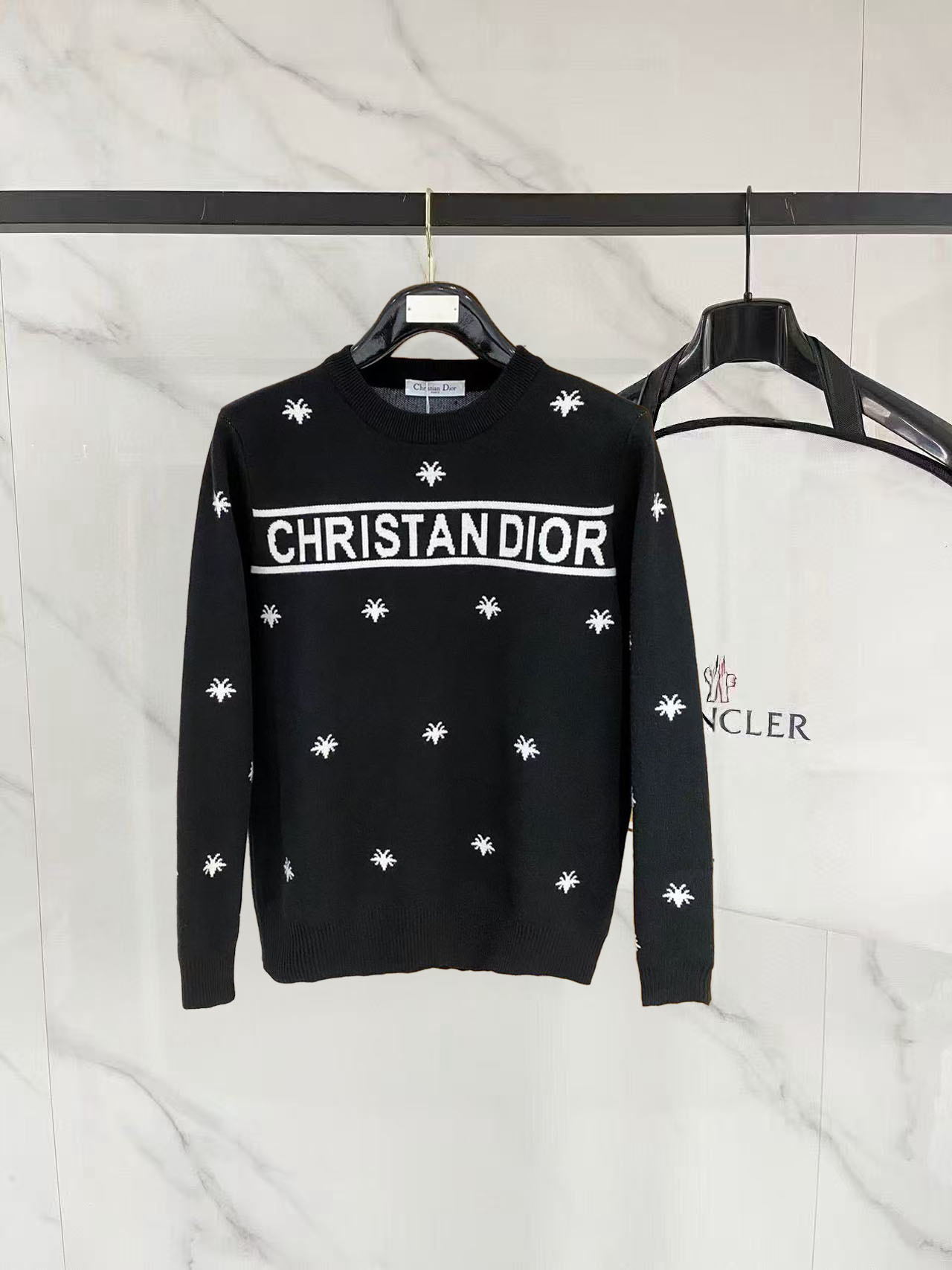 NO:662669,Dior's 2025 new wool round-neck knit has a delicate and soft feel, which can be directly contacted with the skin, allowing the warm yarn to change into a delicate texture. The top-notch craftsmanship is very distinctive and colorful, and the style is simple, elegant and exquisite. The three-dimensional tailoring design makes the entire sweater upper body full of youthful vitality and vitality. It is recommended as a must-have for autumn and winter. Sizes M-3XL, dior, sweaters,  19860909迪奥 2025新品羊毛圆领针织具有手感细腻柔软,可直接与肌肤接触,让暖心的纱线变化出细腻的质感,顶级工艺极具特色出彩,款式简约大方精美 立体剪裁的版型设计,让整款毛衣上身尽显青春活力和朝气,推荐款秋冬季穿搭必备.尺码M-3XL,,dior,sweaters, ,Men's clothing