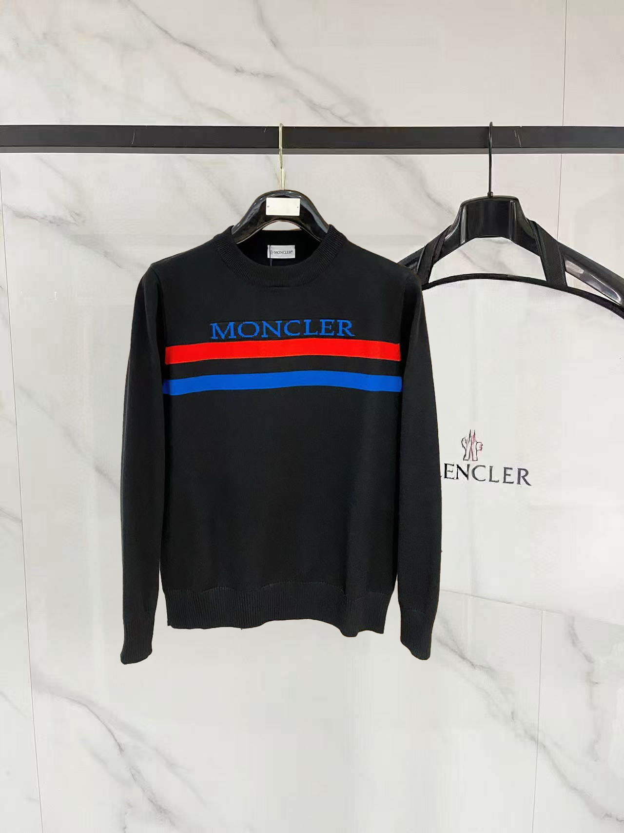 NO:662646,Mengkou's 2025 new wool round-neck knit has a delicate and soft feel, which can be directly contacted with the skin, allowing the warm yarn to change into a delicate texture. The top-notch craftsmanship is very distinctive and colorful, and the style is simple, elegant and exquisite. The three-dimensional tailoring design makes the entire sweater upper body full of youthful vitality and vitality. It is recommended to be a must-have for autumn and winter. Sizes M-3XL, Moncler, sweaters,  19860909蒙口 2025新品羊毛圆领针织具有手感细腻柔软,可直接与肌肤接触,让暖心的纱线变化出细腻的质感,顶级工艺极具特色出彩,款式简约大方精美 立体剪裁的版型设计,让整款毛衣上身尽显青春活力和朝气,推荐款秋冬季穿搭必备.尺码M-3XL,,Moncler,sweaters, ,Men's clothing