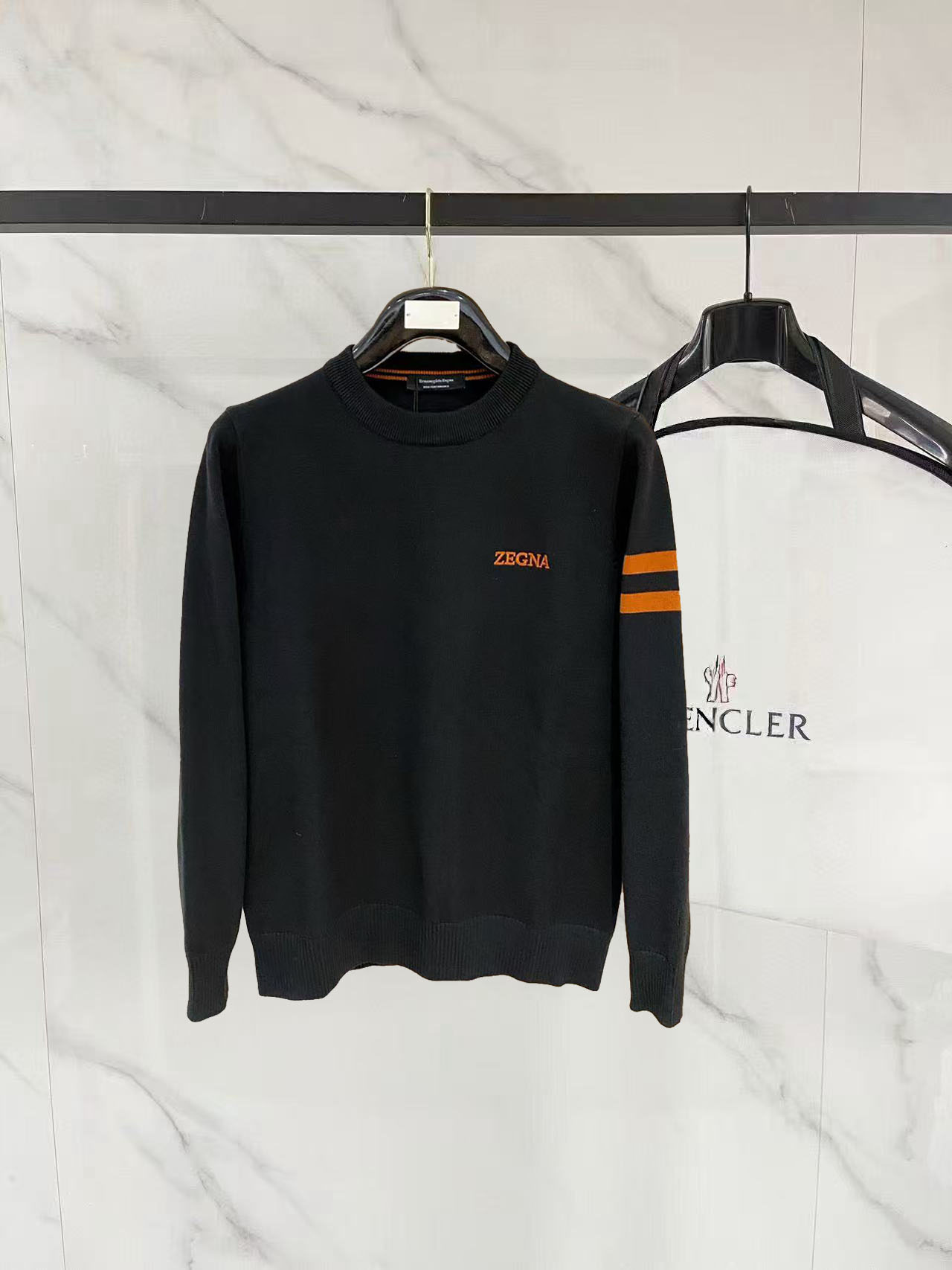 NO:662650,Zegna's 2025 new wool round-neck knit has a delicate and soft feel, which can be directly contacted with the skin, allowing the warm yarn to change into a delicate texture. The top-notch craftsmanship is very distinctive and colorful, and the style is simple, elegant and exquisite. The three-dimensional tailoring design makes the entire sweater upper body full of youthful vitality and vitality. It is recommended as a must-have for autumn and winter. Sizes M-3XL,,zegna,sweaters, 19860909杰尼亚 2025新品羊毛圆领针织具有手感细腻柔软,可直接与肌肤接触,让暖心的纱线变化出细腻的质感,顶级工艺极具特色出彩,款式简约大方精美 立体剪裁的版型设计,让整款毛衣上身尽显青春活力和朝气,推荐款秋冬季穿搭必备.尺码M-3XL,,zegna,sweaters, ,Men's clothing