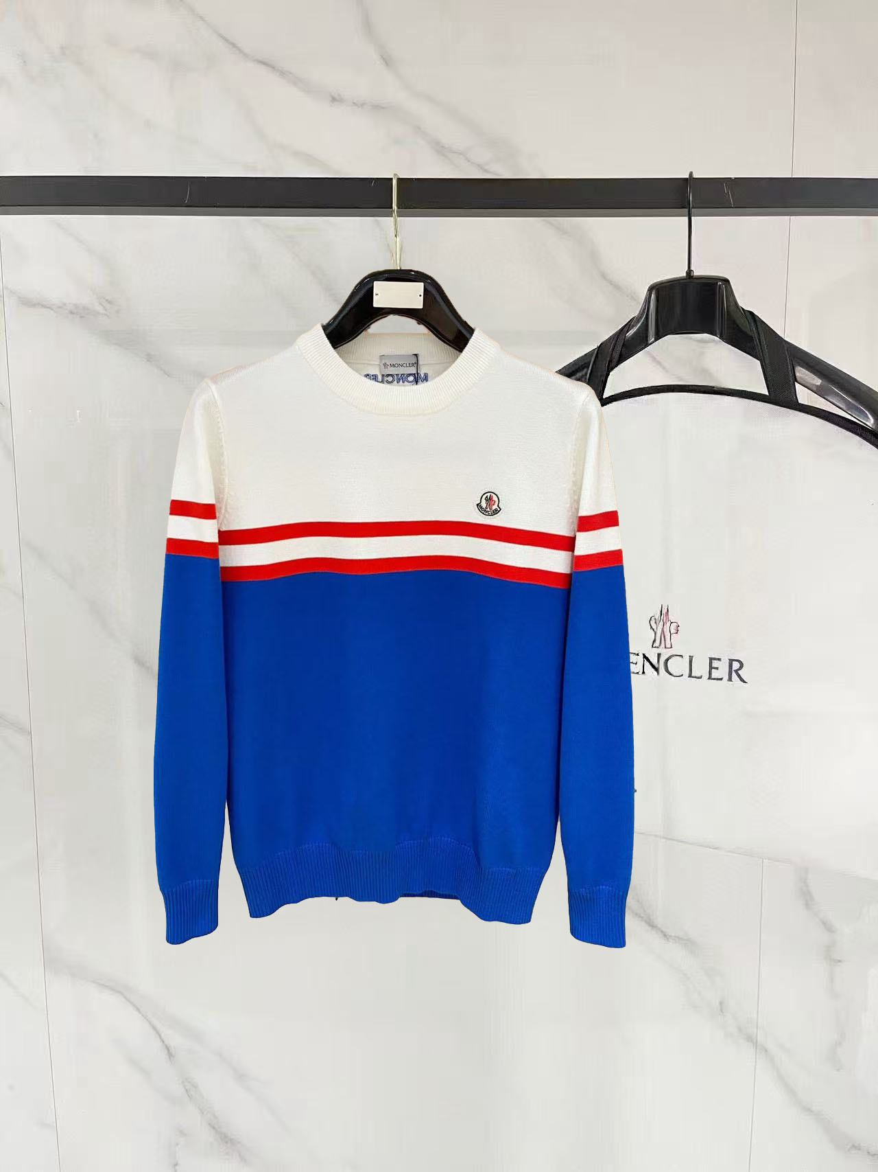 NO:662643,Mengkou's 2025 new wool round-neck knit has a delicate and soft feel, which can be directly contacted with the skin, allowing the warm yarn to change into a delicate texture. The top-notch craftsmanship is very distinctive and colorful, and the style is simple, elegant and exquisite. The three-dimensional tailoring design makes the entire sweater upper body full of youthful vitality and vitality. It is recommended to be a must-have for autumn and winter. Sizes M-3XL, Moncler, sweaters,  19860909蒙口 2025新品羊毛圆领针织具有手感细腻柔软,可直接与肌肤接触,让暖心的纱线变化出细腻的质感,顶级工艺极具特色出彩,款式简约大方精美 立体剪裁的版型设计,让整款毛衣上身尽显青春活力和朝气,推荐款秋冬季穿搭必备.尺码M-3XL,,Moncler,sweaters, ,Men's clothing