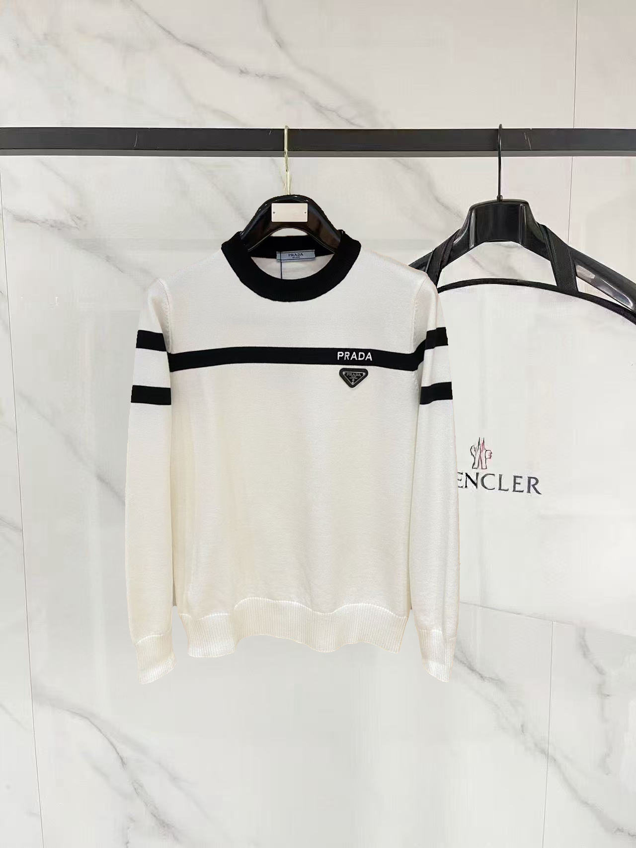 NO:662645,Prada's 2025 new wool round-neck knit has a delicate and soft feel that can be directly contacted with the skin, allowing the warm yarn to change into a delicate texture. The top-notch craftsmanship is very distinctive and colorful, and the style is simple, elegant and exquisite. The three-dimensional tailoring design makes the entire sweater upper body full of youthful vitality and vitality. It is recommended as a must-have for autumn and winter. Sizes M-3XL, prada, sweaters,  19860909普拉达 2025新品羊毛圆领针织具有手感细腻柔软,可直接与肌肤接触,让暖心的纱线变化出细腻的质感,顶级工艺极具特色出彩,款式简约大方精美 立体剪裁的版型设计,让整款毛衣上身尽显青春活力和朝气,推荐款秋冬季穿搭必备.尺码M-3XL,,prada,sweaters, ,Men's clothing