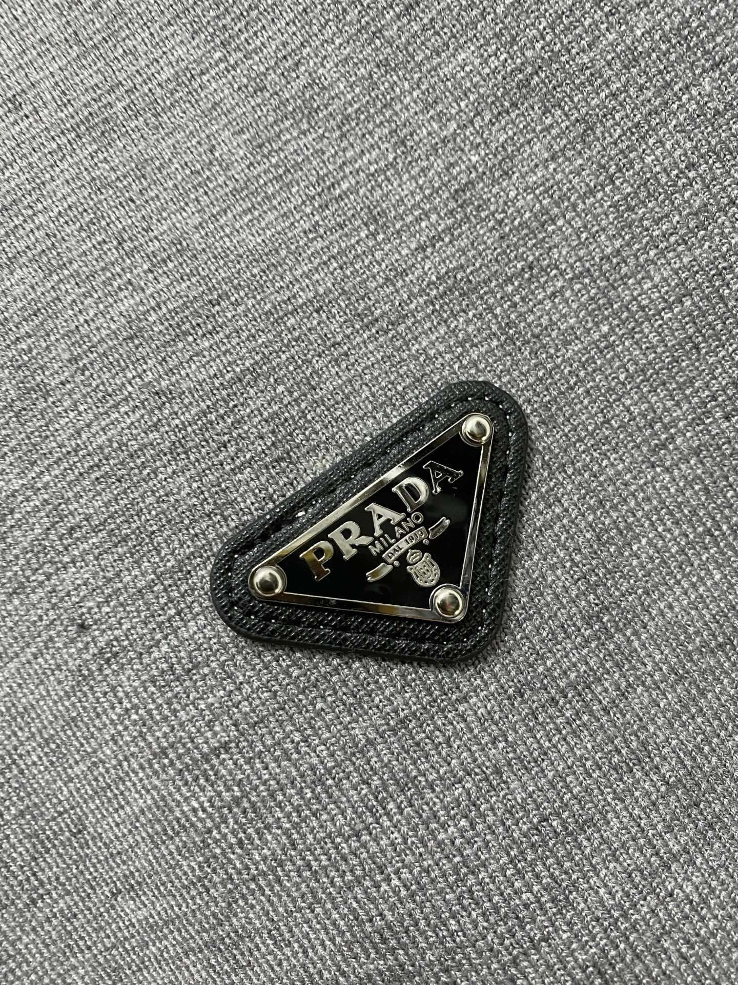 🌾 普拉达 2025秋冬新款 顶级版本 最新款针织羊毛衫独家发售！原版复刻，独家设计，超强工艺！极其奢华