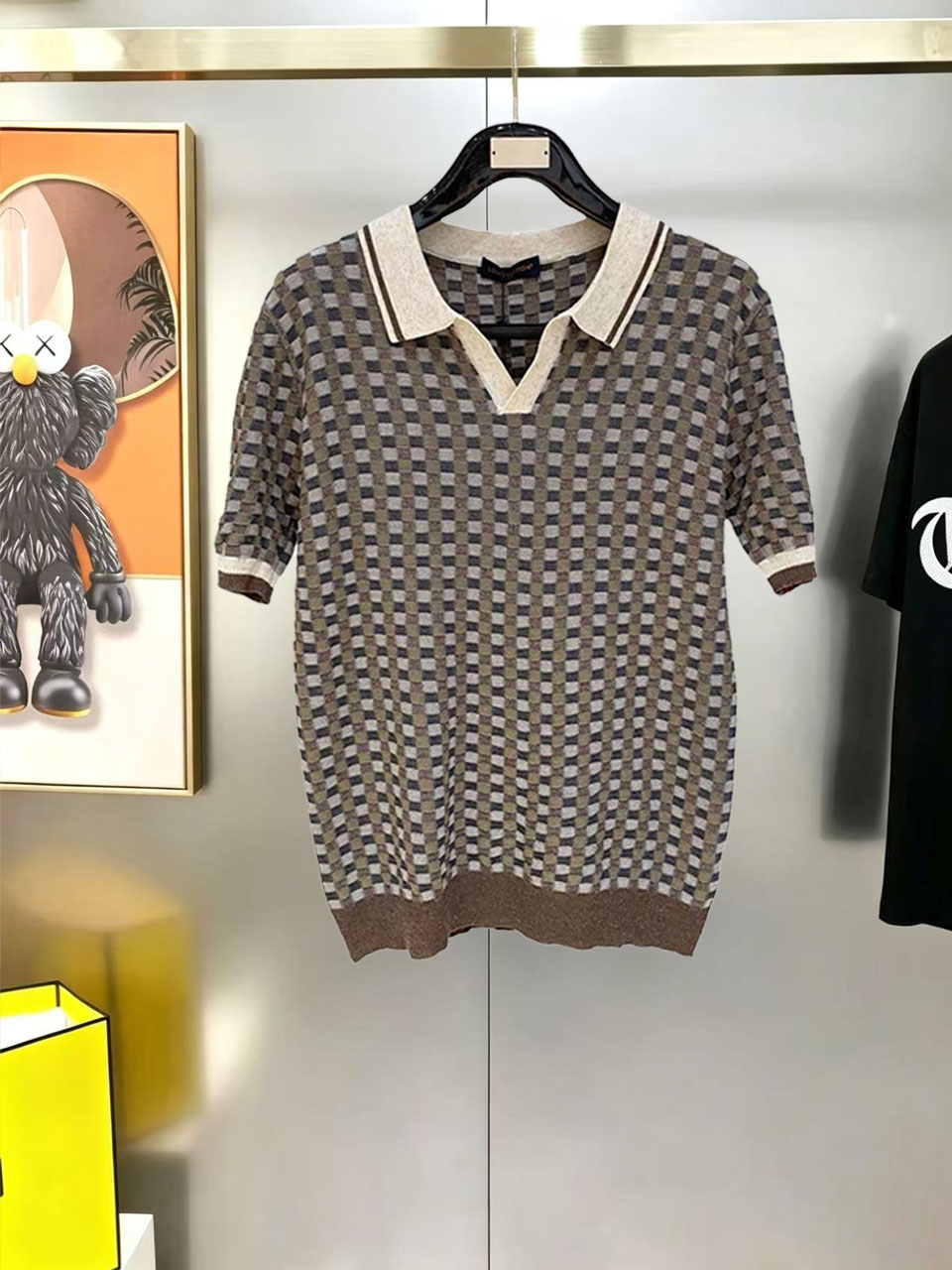 NO:937265,LV's new 'Old Money Style Knitted Short Sleeves', the same style as the official website, refreshing, breathable and sweat-absorbent, classic design, simple without any unnecessary cumbersomeness, a versatile item that is indispensable for the wardrobe, super comfortable to wear, avant-garde and practical, exquisite and perfect craftsmanship, a classic in the fashion and leisure series!  Size M-XXXL,,louis vuitton,T-shirt,19860909Lv新款《老钱风针织短袖》,官网同款 清爽透气吸汗 经典设计,简约没有任何多余累赘感,衣橱不可缺少的一件百搭单品,穿身上超级舒适,前卫又实穿,精致完美工艺,时尚休闲系列的经典之作！ 尺码M-XXXL,,louis vuitton,T-shirt,,Men's clothing
