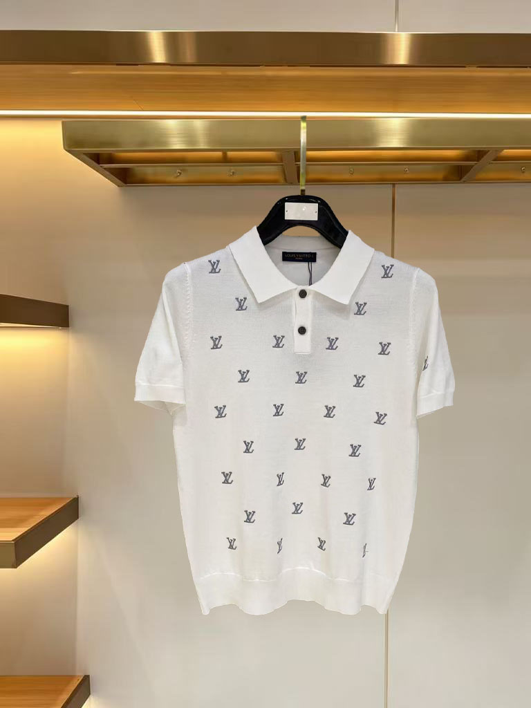 NO:916330,LV 2026ss new summer men’s knitted short-sleeved shirt!  Exclusive first release. It is woven with ultra-fine fiber and high-elastic Yilite yarn. The texture and texture are super soft, very light and soft, and the hand feels extremely delicate and silky. The finer the yarn, the harder it is to work, and it is very time-consuming and material-consuming. It is a super rare product. The particularity of the fabric of each piece of clothing makes it silky soft and smooth. The unique embroidery pattern on the chest, you can feel its softness and smoothness when it comes into contact with the skin!  The overall design is simple and elegant, continuing the classic, calm and elegant classic color scheme, naturally exuding casual elegance. Size m-xxxl, Louis Vuitton, T-shirt,19860909LV 2026ss夏季新品男士针织短袖衫！独家首发 采用纤维超细与高弹的伊力特纱线织造而成,质感与纹理都是超级的柔和,非常的轻薄柔软,手感极其的细腻丝滑,纱线越细做工就越难,并且非常的耗时耗料,超级难得一见的佳品,每件衣服的面料的特殊性使它具有丝般的柔软和润滑,胸前独特刺绣图案,与肌肤接触就能感觉到它的柔软和爽滑！整体简洁、大气,延续经典,沉稳大气的经典配色,自然散发出的休闲儒雅 尺码m-xxxl,,louis vuitton,T-shirt,,Men's clothing