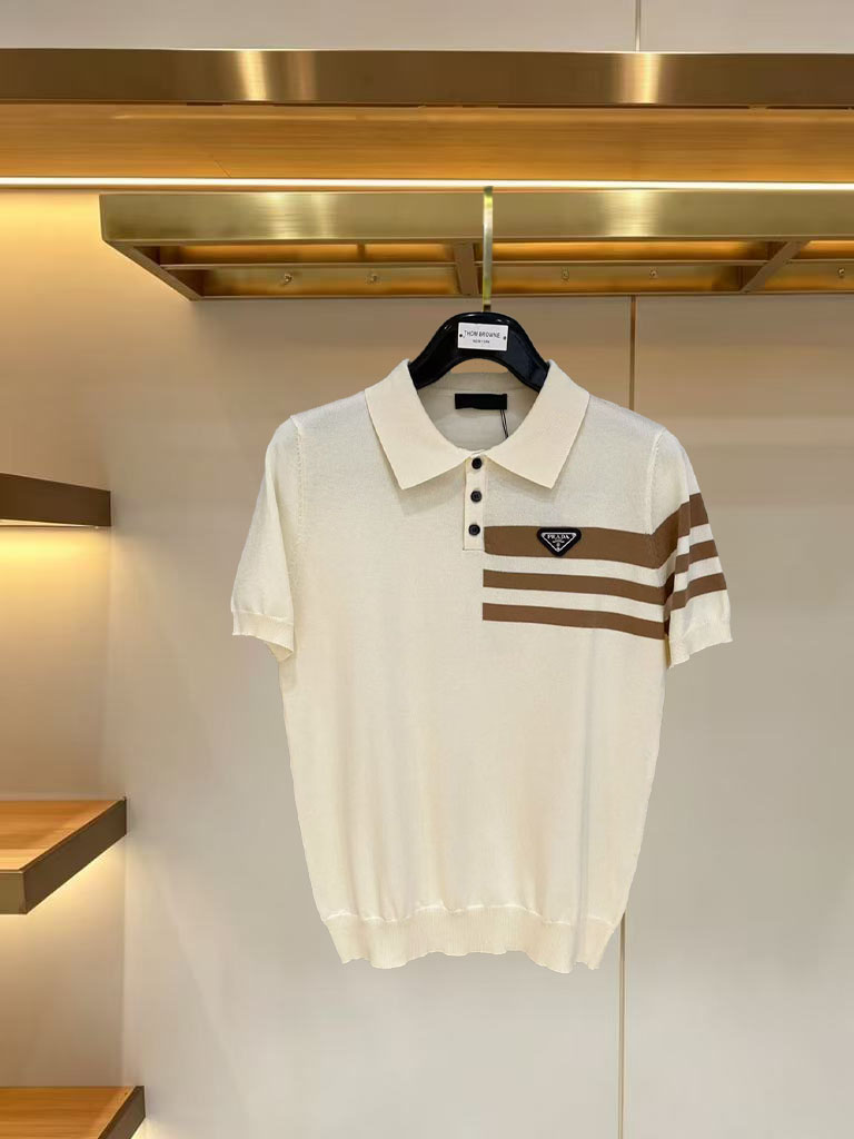 NO:916343,Prada 2026ss new summer men’s knitted short-sleeved shirt!  Exclusive first release. It is woven with ultra-fine fiber and high-elastic Yilite yarn. The texture and texture are super soft, very light and soft, and the hand feels extremely delicate and silky. The finer the yarn, the harder it is to work, and it is very time-consuming and material-consuming. It is a super rare product. The particularity of the fabric of each piece of clothing makes it silky soft and smooth. The unique embroidery pattern on the chest, you can feel its softness and smoothness when it comes into contact with the skin!  The overall design is simple and elegant, continuing the classic, calm and elegant classic color scheme, naturally exuding casual elegance. Sizes m-xxxl, prada, T-shirt,19860909普拉达 2026ss夏季新品男士针织短袖衫！独家首发 采用纤维超细与高弹的伊力特纱线织造而成,质感与纹理都是超级的柔和,非常的轻薄柔软,手感极其的细腻丝滑,纱线越细做工就越难,并且非常的耗时耗料,超级难得一见的佳品,每件衣服的面料的特殊性使它具有丝般的柔软和润滑,胸前独特刺绣图案,与肌肤接触就能感觉到它的柔软和爽滑！整体简洁、大气,延续经典,沉稳大气的经典配色,自然散发出的休闲儒雅 尺码m-xxxl,,prada,T-shirt,,Men's clothing