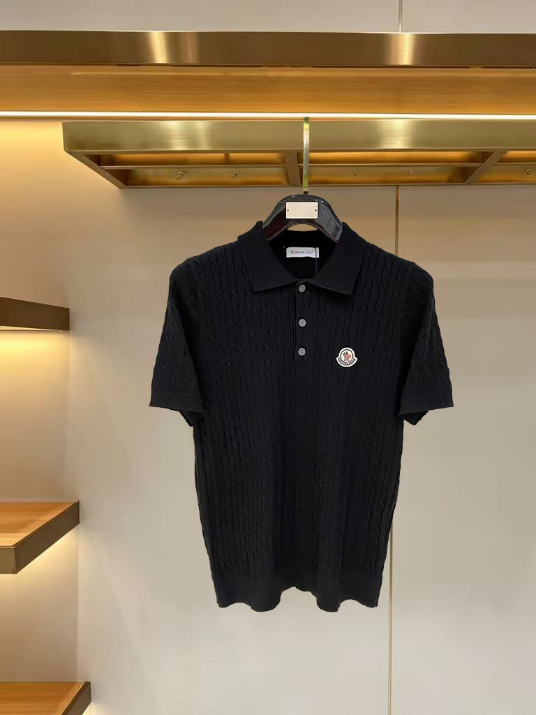 NO:917188,Mengkou 2026ss new summer men’s knitted short-sleeved shirt!  Exclusive first release. It is woven with ultra-fine fiber and high-elastic Yilite yarn. The texture and texture are super soft, very light and soft, and the hand feels extremely delicate and silky. The finer the yarn, the harder it is to work, and it is very time-consuming and material-consuming. It is a super rare product. The particularity of the fabric of each piece of clothing makes it silky soft and smooth. The unique embroidery pattern on the chest, you can feel its softness and smoothness when it comes into contact with the skin!  The overall design is simple and elegant, continuing the classic, calm and elegant classic color scheme, naturally exuding casual elegance. Size m-xxxl,,Moncler,T-shirt,19860909蒙口 2026ss夏季新品男士针织短袖衫！独家首发 采用纤维超细与高弹的伊力特纱线织造而成,质感与纹理都是超级的柔和,非常的轻薄柔软,手感极其的细腻丝滑,纱线越细做工就越难,并且非常的耗时耗料,超级难得一见的佳品,每件衣服的面料的特殊性使它具有丝般的柔软和润滑,胸前独特刺绣图案,与肌肤接触就能感觉到它的柔软和爽滑！整体简洁、大气,延续经典,沉稳大气的经典配色,自然散发出的休闲儒雅 尺码m-xxxl,,Moncler,T-shirt,,Men's clothing