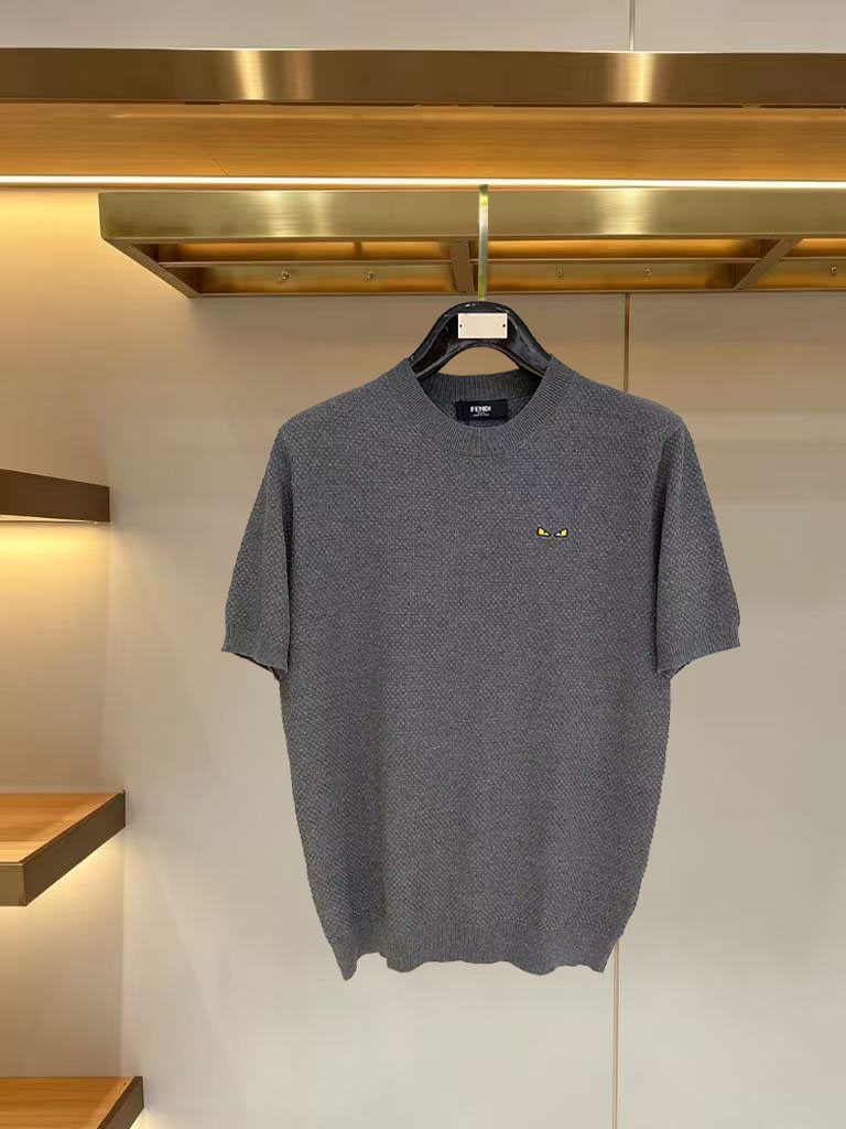 NO:916299,Fendi 2026ss new summer men’s knitted short-sleeved shirt!  Exclusive first release. It is woven with ultra-fine fiber and high-elastic Yilite yarn. The texture and texture are super soft, very light and soft, and the hand feels extremely delicate and silky. The finer the yarn, the harder it is to work, and it is very time-consuming and material-consuming. It is a super rare product. The particularity of the fabric of each piece of clothing makes it silky soft and smooth. The unique embroidery pattern on the chest, you can feel its softness and smoothness when it comes into contact with the skin!  The overall design is simple and elegant, continuing the classic, calm and elegant classic color scheme, naturally exuding casual elegance. Size m-xxxl,,fendi,T-shirt,19860909芬迪 2026ss夏季新品男士针织短袖衫！独家首发 采用纤维超细与高弹的伊力特纱线织造而成,质感与纹理都是超级的柔和,非常的轻薄柔软,手感极其的细腻丝滑,纱线越细做工就越难,并且非常的耗时耗料,超级难得一见的佳品,每件衣服的面料的特殊性使它具有丝般的柔软和润滑,胸前独特刺绣图案,与肌肤接触就能感觉到它的柔软和爽滑！整体简洁、大气,延续经典,沉稳大气的经典配色,自然散发出的休闲儒雅 尺码m-xxxl,,fendi,T-shirt,,Men's clothing