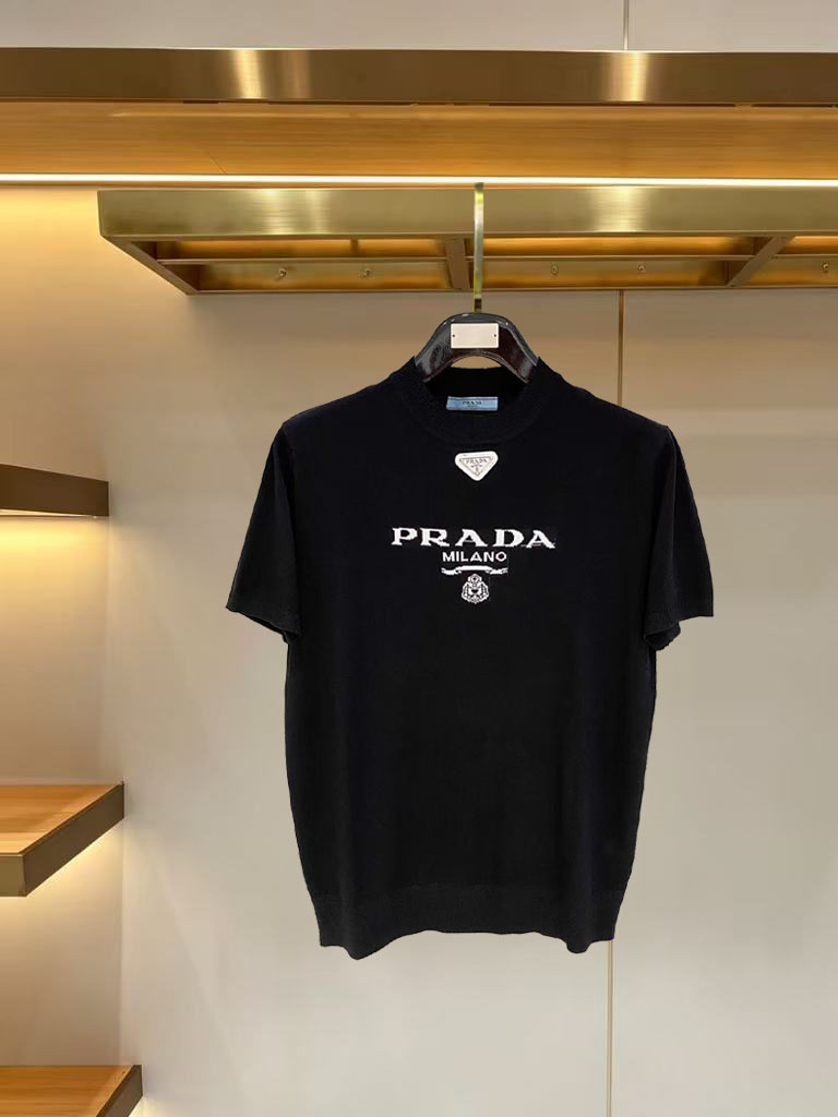 NO:916308,Prada 2026ss new summer men’s knitted short-sleeved shirt!  Exclusive first release. It is woven with ultra-fine fiber and high-elastic Yilite yarn. The texture and texture are super soft, very light and soft, and the hand feels extremely delicate and silky. The finer the yarn, the harder it is to work, and it is very time-consuming and material-consuming. It is a super rare product. The particularity of the fabric of each piece of clothing makes it silky soft and smooth. The unique embroidery pattern on the chest, you can feel its softness and smoothness when it comes into contact with the skin!  The overall design is simple and elegant, continuing the classic, calm and elegant classic color scheme, naturally exuding casual elegance. Sizes m-xxxl, prada, T-shirt,19860909普拉达 2026ss夏季新品男士针织短袖衫！独家首发 采用纤维超细与高弹的伊力特纱线织造而成,质感与纹理都是超级的柔和,非常的轻薄柔软,手感极其的细腻丝滑,纱线越细做工就越难,并且非常的耗时耗料,超级难得一见的佳品,每件衣服的面料的特殊性使它具有丝般的柔软和润滑,胸前独特刺绣图案,与肌肤接触就能感觉到它的柔软和爽滑！整体简洁、大气,延续经典,沉稳大气的经典配色,自然散发出的休闲儒雅 尺码m-xxxl,,prada,T-shirt,,Men's clothing