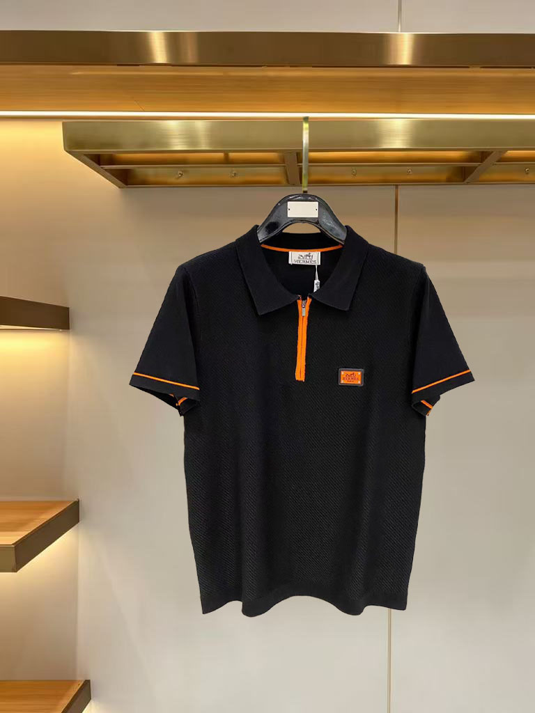 NO:916336,Hermès 2026ss new summer men’s knitted short-sleeved shirt!  Exclusive first release. It is woven with ultra-fine fiber and high-elastic Yilite yarn. The texture and texture are super soft, very light and soft, and the hand feels extremely delicate and silky. The finer the yarn, the harder it is to work, and it is very time-consuming and material-consuming. It is a super rare product. The particularity of the fabric of each piece of clothing makes it silky soft and smooth. The unique embroidery pattern on the chest, you can feel its softness and smoothness when it comes into contact with the skin!  The overall design is simple and elegant, continuing the classic, calm and elegant classic color scheme, naturally exuding casual elegance. Size m-xxxl, hermes, T-shirt,19860909爱马仕 2026ss夏季新品男士针织短袖衫！独家首发 采用纤维超细与高弹的伊力特纱线织造而成,质感与纹理都是超级的柔和,非常的轻薄柔软,手感极其的细腻丝滑,纱线越细做工就越难,并且非常的耗时耗料,超级难得一见的佳品,每件衣服的面料的特殊性使它具有丝般的柔软和润滑,胸前独特刺绣图案,与肌肤接触就能感觉到它的柔软和爽滑！整体简洁、大气,延续经典,沉稳大气的经典配色,自然散发出的休闲儒雅 尺码m-xxxl,,hermes,T-shirt,,Men's clothing
