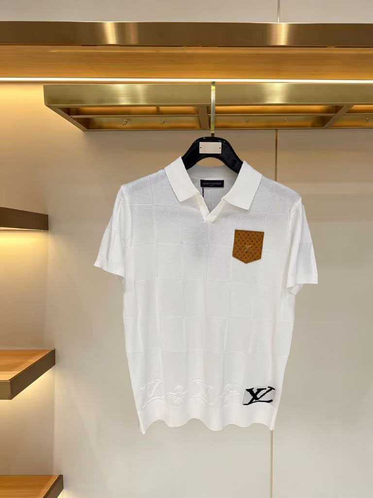 NO:916337,LV 2026ss new summer men’s knitted short-sleeved shirt!  Exclusive first release. It is woven with ultra-fine fiber and high-elastic Yilite yarn. The texture and texture are super soft, very light and soft, and the hand feels extremely delicate and silky. The finer the yarn, the harder it is to work, and it is very time-consuming and material-consuming. It is a super rare product. The particularity of the fabric of each piece of clothing makes it silky soft and smooth. The unique embroidery pattern on the chest, you can feel its softness and smoothness when it comes into contact with the skin!  The overall design is simple and elegant, continuing the classic, calm and elegant classic color scheme, naturally exuding casual elegance. Size m-xxxl, Louis Vuitton, T-shirt,19860909LV 2026ss夏季新品男士针织短袖衫！独家首发 采用纤维超细与高弹的伊力特纱线织造而成,质感与纹理都是超级的柔和,非常的轻薄柔软,手感极其的细腻丝滑,纱线越细做工就越难,并且非常的耗时耗料,超级难得一见的佳品,每件衣服的面料的特殊性使它具有丝般的柔软和润滑,胸前独特刺绣图案,与肌肤接触就能感觉到它的柔软和爽滑！整体简洁、大气,延续经典,沉稳大气的经典配色,自然散发出的休闲儒雅 尺码m-xxxl,,louis vuitton,T-shirt,,Men's clothing