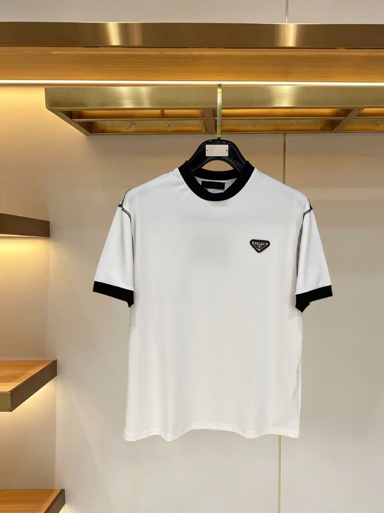 NO:916278,Prada 2026ss new summer men’s knitted short-sleeved shirt!  Exclusive first release. It is woven with ultra-fine fiber and high-elastic Yilite yarn. The texture and texture are super soft, very light and soft, and the hand feels extremely delicate and silky. The finer the yarn, the harder it is to work, and it is very time-consuming and material-consuming. It is a super rare product. The particularity of the fabric of each piece of clothing makes it silky soft and smooth. The unique embroidery pattern on the chest, you can feel its softness and smoothness when it comes into contact with the skin!  The overall design is simple and elegant, continuing the classic, calm and elegant classic color scheme, naturally exuding casual elegance. Sizes m-xxxl, prada, T-shirt,19860909普拉达 2026ss夏季新品男士针织短袖衫！独家首发 采用纤维超细与高弹的伊力特纱线织造而成,质感与纹理都是超级的柔和,非常的轻薄柔软,手感极其的细腻丝滑,纱线越细做工就越难,并且非常的耗时耗料,超级难得一见的佳品,每件衣服的面料的特殊性使它具有丝般的柔软和润滑,胸前独特刺绣图案,与肌肤接触就能感觉到它的柔软和爽滑！整体简洁、大气,延续经典,沉稳大气的经典配色,自然散发出的休闲儒雅 尺码m-xxxl,,prada,T-shirt,,Men's clothing