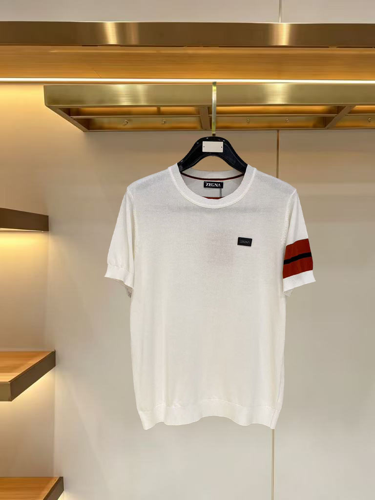NO:916291,Ermenegildo Zegna 2026ss new summer men’s knitted short-sleeved shirt!  Exclusive first release. It is woven with ultra-fine fiber and high-elastic Yilite yarn. The texture and texture are super soft, very light and soft, and the hand feels extremely delicate and silky. The finer the yarn, the harder it is to work, and it is very time-consuming and material-consuming. It is a super rare product. The particularity of the fabric of each piece of clothing makes it silky soft and smooth. The unique embroidery pattern on the chest, you can feel its softness and smoothness when it comes into contact with the skin!  The overall design is simple and elegant, continuing the classic, calm and elegant classic color scheme, naturally exuding casual elegance. Size m-xxxl,,zegna,T-shirt,19860909杰尼亚 2026ss夏季新品男士针织短袖衫！独家首发 采用纤维超细与高弹的伊力特纱线织造而成,质感与纹理都是超级的柔和,非常的轻薄柔软,手感极其的细腻丝滑,纱线越细做工就越难,并且非常的耗时耗料,超级难得一见的佳品,每件衣服的面料的特殊性使它具有丝般的柔软和润滑,胸前独特刺绣图案,与肌肤接触就能感觉到它的柔软和爽滑！整体简洁、大气,延续经典,沉稳大气的经典配色,自然散发出的休闲儒雅 尺码m-xxxl,,zegna,T-shirt,,Men's clothing