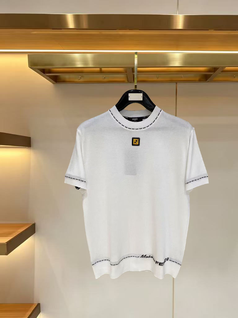 NO:916287,Fendi 2026ss new summer men’s knitted short-sleeved shirt!  Exclusive first release. It is woven with ultra-fine fiber and high-elastic Yilite yarn. The texture and texture are super soft, very light and soft, and the hand feels extremely delicate and silky. The finer the yarn, the harder it is to work, and it is very time-consuming and material-consuming. It is a super rare product. The particularity of the fabric of each piece of clothing makes it silky soft and smooth. The unique embroidery pattern on the chest, you can feel its softness and smoothness when it comes into contact with the skin!  The overall design is simple and elegant, continuing the classic, calm and elegant classic color scheme, naturally exuding casual elegance. Size m-xxxl,,fendi,T-shirt,19860909芬迪 2026ss夏季新品男士针织短袖衫！独家首发 采用纤维超细与高弹的伊力特纱线织造而成,质感与纹理都是超级的柔和,非常的轻薄柔软,手感极其的细腻丝滑,纱线越细做工就越难,并且非常的耗时耗料,超级难得一见的佳品,每件衣服的面料的特殊性使它具有丝般的柔软和润滑,胸前独特刺绣图案,与肌肤接触就能感觉到它的柔软和爽滑！整体简洁、大气,延续经典,沉稳大气的经典配色,自然散发出的休闲儒雅 尺码m-xxxl,,fendi,T-shirt,,Men's clothing