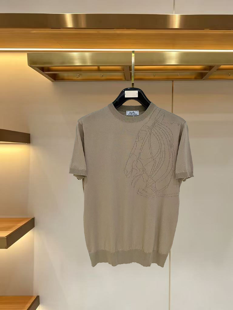 NO:916280,Hermès 2026ss new summer men’s knitted short-sleeved shirt!  Exclusive first release. It is woven with ultra-fine fiber and high-elastic Yilite yarn. The texture and texture are super soft, very light and soft, and the hand feels extremely delicate and silky. The finer the yarn, the harder it is to work, and it is very time-consuming and material-consuming. It is a super rare product. The particularity of the fabric of each piece of clothing makes it silky soft and smooth. The unique embroidery pattern on the chest, you can feel its softness and smoothness when it comes into contact with the skin!  The overall design is simple and elegant, continuing the classic, calm and elegant classic color scheme, naturally exuding casual elegance. Size m-xxxl, hermes, T-shirt,19860909爱马仕 2026ss夏季新品男士针织短袖衫！独家首发 采用纤维超细与高弹的伊力特纱线织造而成,质感与纹理都是超级的柔和,非常的轻薄柔软,手感极其的细腻丝滑,纱线越细做工就越难,并且非常的耗时耗料,超级难得一见的佳品,每件衣服的面料的特殊性使它具有丝般的柔软和润滑,胸前独特刺绣图案,与肌肤接触就能感觉到它的柔软和爽滑！整体简洁、大气,延续经典,沉稳大气的经典配色,自然散发出的休闲儒雅 尺码m-xxxl,,hermes,T-shirt,,Men's clothing