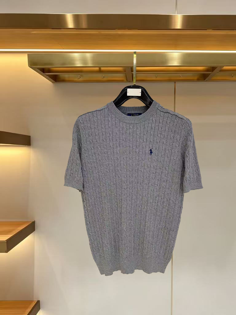 NO:916294,Paul's 2026ss new summer men's knitted short-sleeved shirt!  Exclusive first release. It is woven with ultra-fine fiber and high-elastic Yilite yarn. The texture and texture are super soft, very light and soft, and the hand feels extremely delicate and silky. The finer the yarn, the harder it is to work, and it is very time-consuming and material-consuming. It is a super rare product. The particularity of the fabric of each piece of clothing makes it silky soft and smooth. The unique embroidery pattern on the chest, you can feel its softness and smoothness when it comes into contact with the skin!  The overall design is simple and elegant, continuing the classic, calm and elegant classic color scheme, naturally exuding casual elegance. Size m-xxxl,, T-shirt,19860909保罗 2026ss夏季新品男士针织短袖衫！独家首发 采用纤维超细与高弹的伊力特纱线织造而成,质感与纹理都是超级的柔和,非常的轻薄柔软,手感极其的细腻丝滑,纱线越细做工就越难,并且非常的耗时耗料,超级难得一见的佳品,每件衣服的面料的特殊性使它具有丝般的柔软和润滑,胸前独特刺绣图案,与肌肤接触就能感觉到它的柔软和爽滑！整体简洁、大气,延续经典,沉稳大气的经典配色,自然散发出的休闲儒雅 尺码m-xxxl,,T-shirt,,Men's clothing