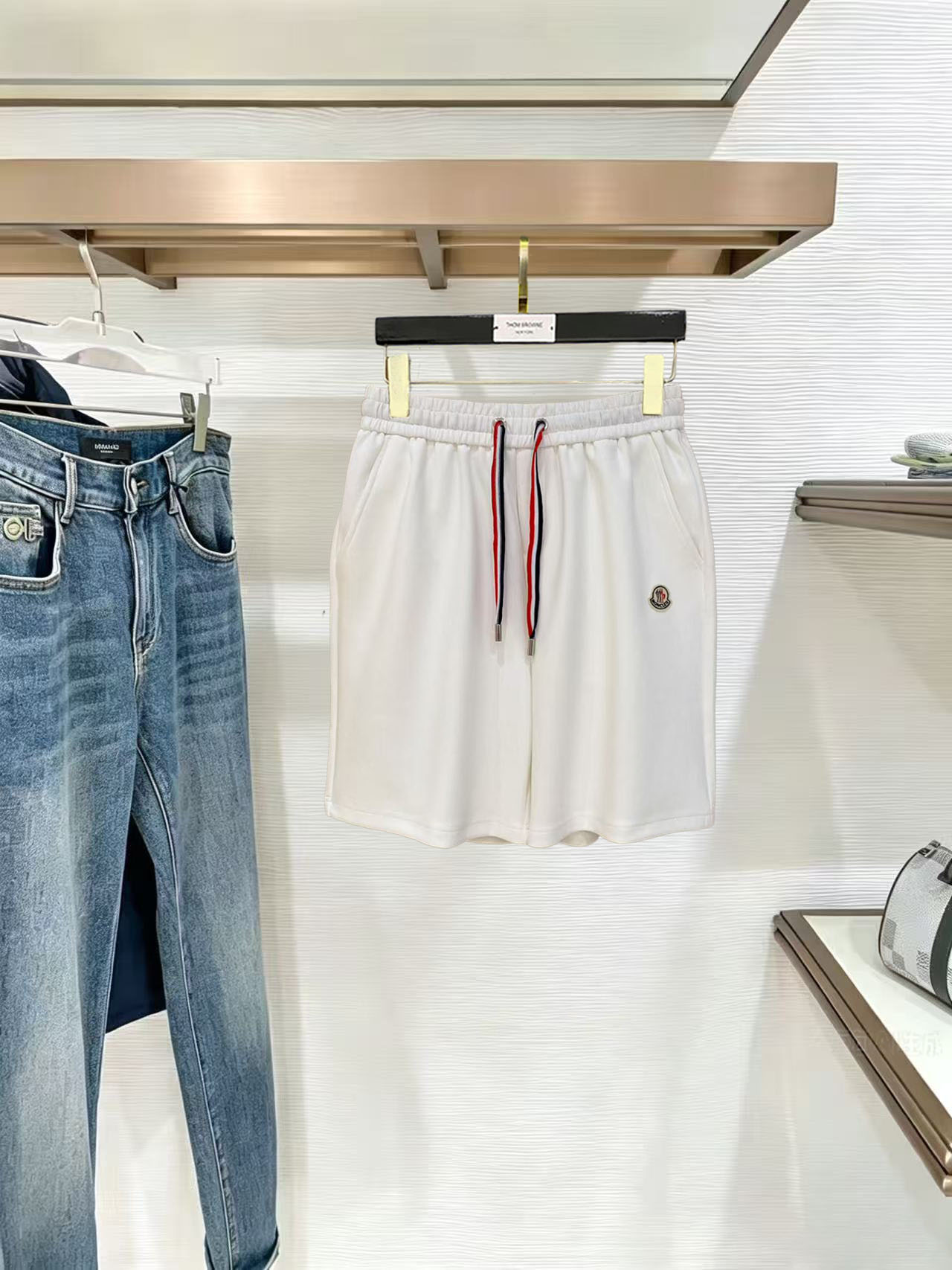 NO:949161,Mengkou 2026 spring and summer new men's casual micro-wide shorts, five-quarter pants, high-end goods, simple, fashionable and generous, customized original imported air layer fabric, simple and refreshing, high-quality workmanship details, exquisite, simple and generous, versatile style, elegant and handsome upper body, brand new sense of sight!  The appearance is incomparable, the details are in place, and the upper body is not picky!  Size M-3xL,,Moncler,shorts,19860909蒙口 2026春夏新款男士休闲微阔短裤 五分裤 高端货简洁时尚大方定制原版进口空气层面料简洁利落又清爽品质做工细节精美简约大方百搭款 上身优雅帅气,焕然一新的即视感！品相无敌,细节都很到位,上身不挑人！ 码数M-3xL,,Moncler,shorts,,Men's clothing