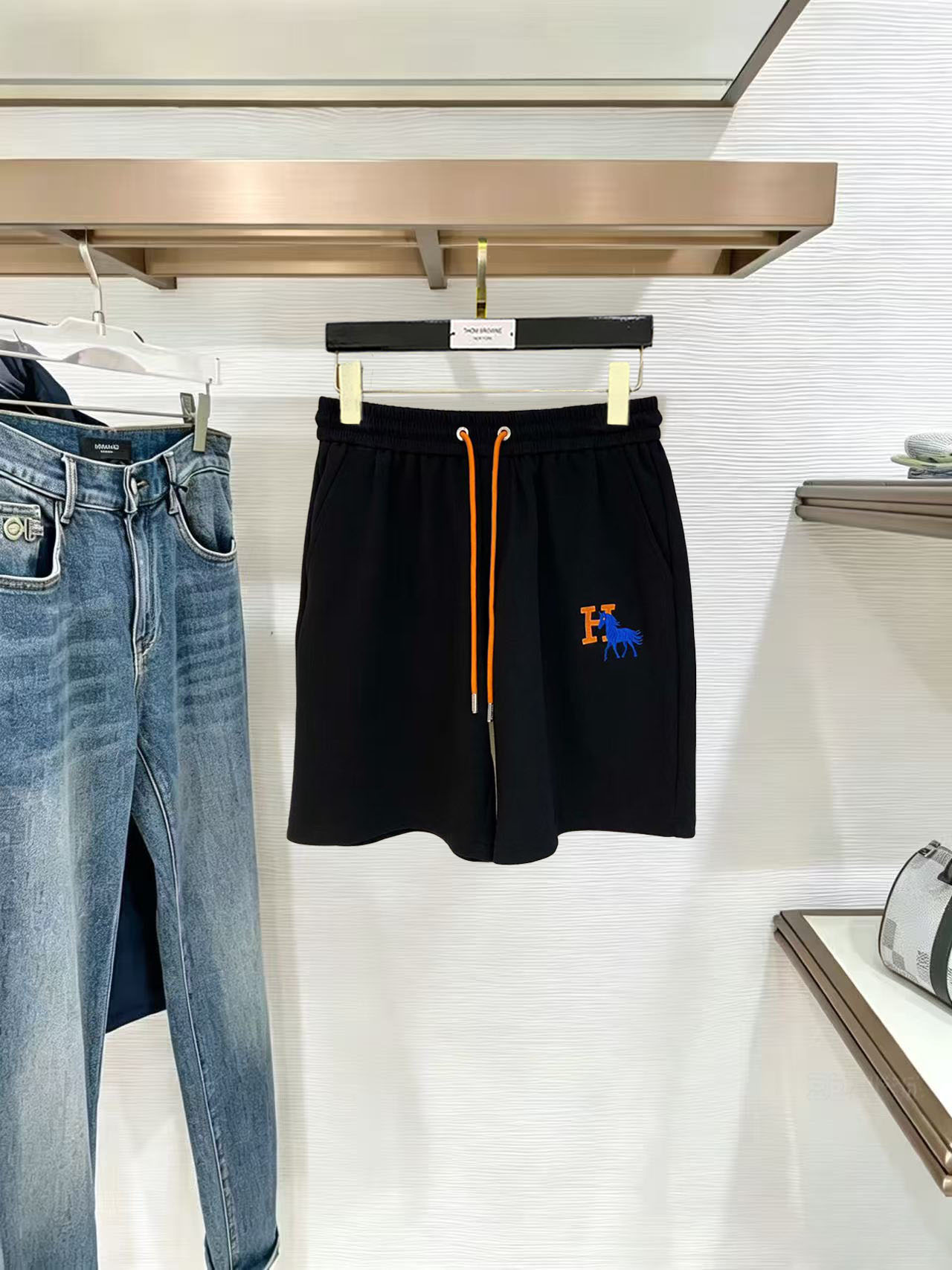 NO:949182,Hermès 2026 spring and summer new men's casual micro-wide shorts, five-quarter pants, high-end goods, simple, fashionable and generous, customized original imported air layer fabric, simple and refreshing, high-quality workmanship details, exquisite, simple and generous, versatile style, elegant and handsome upper body, brand new sense of sight!  The appearance is incomparable, the details are in place, and the upper body is not picky!  Size M-3xL,,hermes,shorts,19860909爱马仕 2026春夏新款男士休闲微阔短裤 五分裤 高端货简洁时尚大方定制原版进口空气层面料简洁利落又清爽品质做工细节精美简约大方百搭款 上身优雅帅气,焕然一新的即视感！品相无敌,细节都很到位,上身不挑人！ 码数M-3xL,,hermes,shorts,,Men's clothing