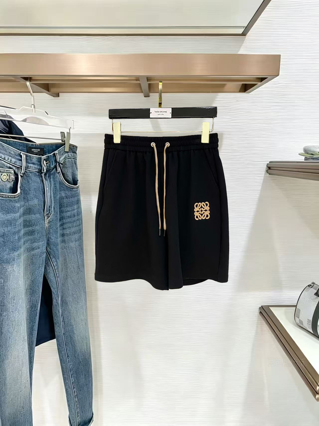 NO:949193,Luo Yiwei 2026 spring and summer new men's casual micro-wide shorts, five-quarter pants, high-end goods, simple, fashionable and generous, customized original imported air layer fabric, simple and refreshing, high-quality workmanship details, exquisite, simple and generous, versatile style, elegant and handsome upper body, brand new sense of sight!  The appearance is incomparable, the details are in place, and the upper body is not picky!  Size M-3xL,,loewe,shorts,19860909罗意威 2026春夏新款男士休闲微阔短裤 五分裤 高端货简洁时尚大方定制原版进口空气层面料简洁利落又清爽品质做工细节精美简约大方百搭款 上身优雅帅气,焕然一新的即视感！品相无敌,细节都很到位,上身不挑人！ 码数M-3xL,,loewe,shorts,,Men's clothing