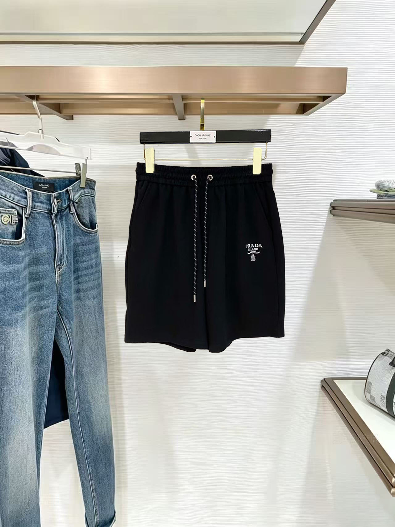 NO:949214,Prada 2026 spring and summer new men's casual micro-wide shorts, five-quarter pants, high-end goods, simple, fashionable and generous, customized original imported air layer fabric, simple and refreshing, high-quality workmanship details, exquisite, simple and generous, versatile style, elegant and handsome upper body, brand new sense of sight!  The appearance is incomparable, the details are in place, and the upper body is not picky!  Size M-3xL,,prada,shorts,19860909普拉达 2026春夏新款男士休闲微阔短裤 五分裤 高端货简洁时尚大方定制原版进口空气层面料简洁利落又清爽品质做工细节精美简约大方百搭款 上身优雅帅气,焕然一新的即视感！品相无敌,细节都很到位,上身不挑人！ 码数M-3xL,,prada,shorts,,Men's clothing