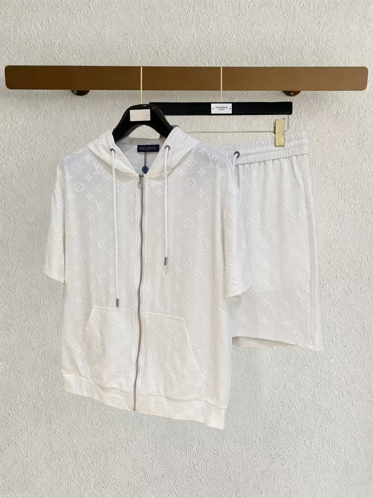 NO:949020,LV high-end customization 2026 spring and summer new style first counter latest short-sleeved shorts casual suit heavy industry pattern design high-end customization design avant-garde fashion!  The brand logo is designed with heavy craftsmanship. High-end customized air-layer fabrics. Soft to the touch. Comfortable to wear. Exquisite stitching at the counter level. Fine workmanship. The upper body effect is incomparably handsome!  A must-have item for a stylish man!  Size M-3XL Please state your height and weight when placing an order, Louis Vuitton, shorts, T-shirt,19860909LV高端定制 2026春夏新款首发专柜最新款短袖短裤休闲套装 重工图案设计 高端订制 设计前卫时尚！品牌logo重工艺设计 高端定制空气层面料.手感柔软.穿着舒适.专柜级别精致车线.做工精细.上身效果无敌帅气！型男必备单品！ 码数M-3XL 下单报身高体重,,louis vuitton,shorts,T-shirt,,Men's clothing