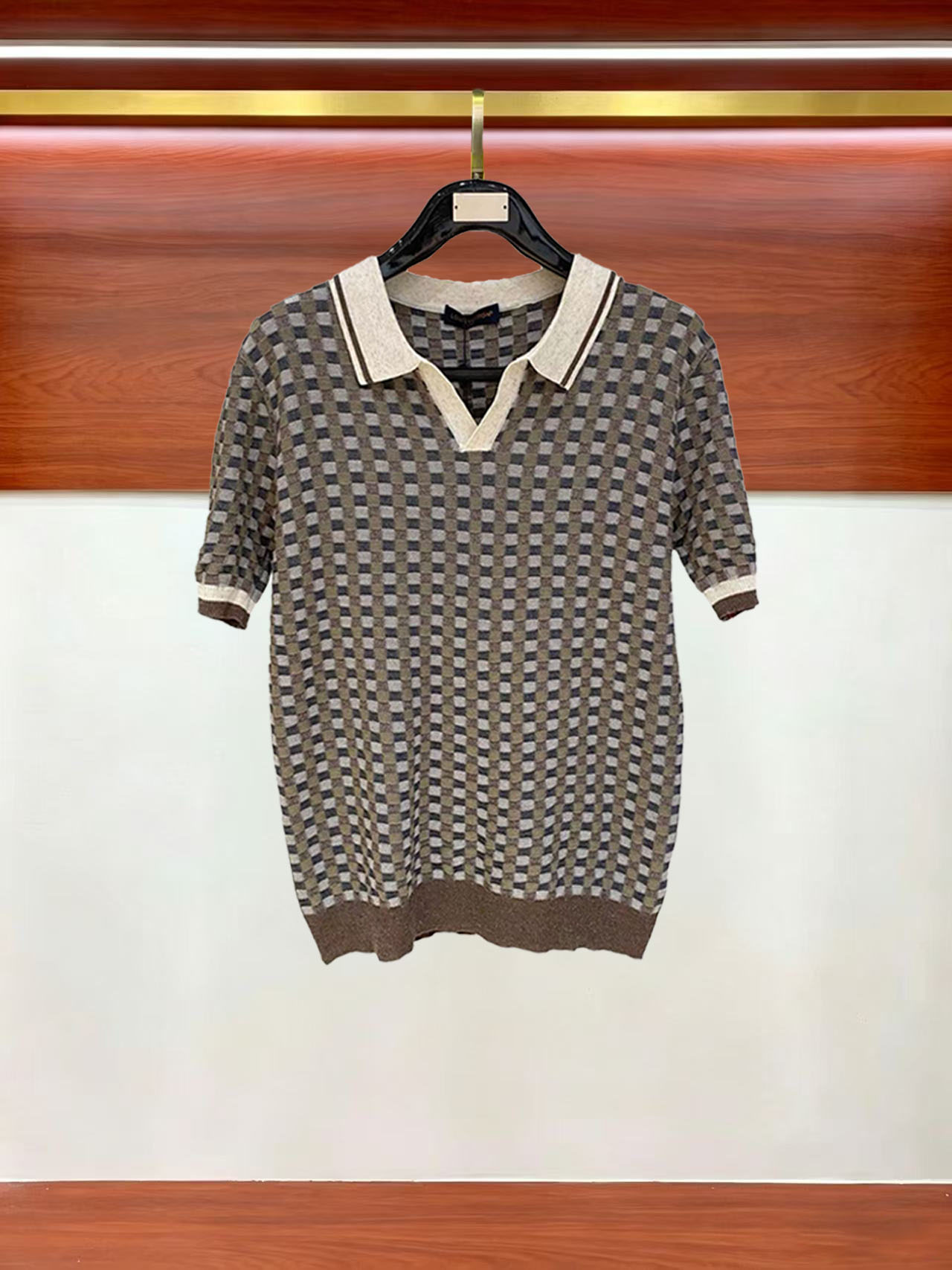 NO:949086,LV's new 'Old Money Style Knitted Short Sleeves', the same style as the official website, refreshing, breathable and sweat-absorbent, classic design, simple without any unnecessary cumbersomeness, a versatile item that is indispensable for the wardrobe, super comfortable to wear, avant-garde and practical, exquisite and perfect craftsmanship, a classic in the fashion and leisure series!  Size M-XXXL,,louis vuitton,T-shirt,19860909Lv新款《老钱风针织短袖》,官网同款 清爽透气吸汗 经典设计,简约没有任何多余累赘感,衣橱不可缺少的一件百搭单品,穿身上超级舒适,前卫又实穿,精致完美工艺,时尚休闲系列的经典之作！ 尺码M-XXXL,,louis vuitton,T-shirt,,Men's clothing