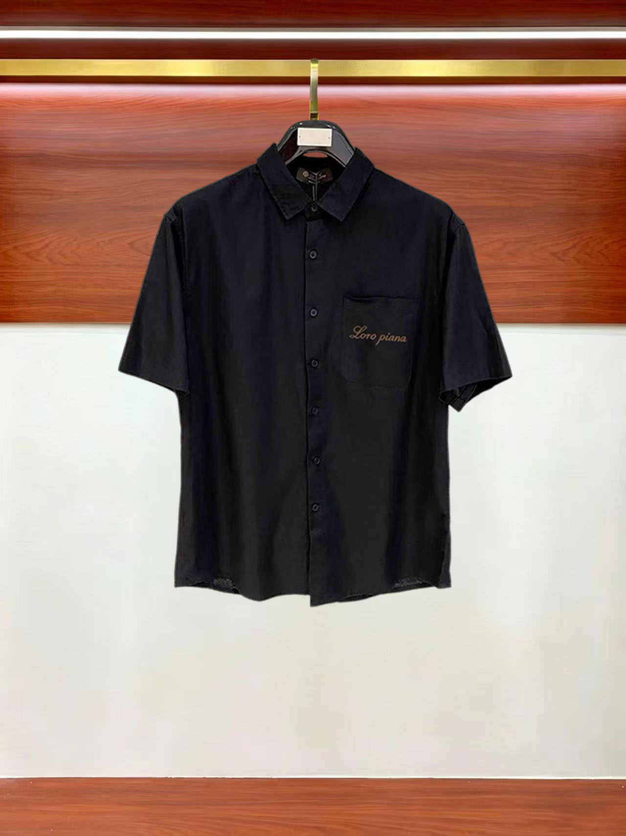 NO:949235,LP Tencel Linen Old Money Style Shirt｜Welding the 'ice feel' and 'drape' on the body, I finally understand the value of the most luxurious summer shirt!  Loro Piana's Tencel and linen blend shirt directly achieves the ultimate comfort in summer. The golden ratio of fabric ceiling Tencel + linen is softer and skin-friendly than pure linen, more breathable and cooler than pure cotton. It is not sweaty at all when worn at 35°C high temperature. It has an ice feeling, like wearing the sea breeze on the body. The drape is extremely stiff but not soft, and the upper body has a lazy and relaxed feeling. It does not matter your body shape or outfit, wear it alone.  Good news for lazy people, anti-wrinkle and durable, just rub it in the suitcase, take it out and shake it flat, no need to iron, so worry-free for business trips and vacations. Versatile with LP linen shorts/casual pants, they are both suitable for walking. The real luxury is to make the basic style into a texture that others cannot surpass. The loose feeling in summer is welded by LP. Sizes M-3XL, loro piana, loro piana, shorts, shirts, gold,19860909LP天丝亚麻老钱风衬衫｜把「冰感」和「垂感」焊在身上 终于懂了顶奢夏日衬衫的含金量！ Loro Piana这件天丝亚麻混纺衬衫,直接把夏天的舒服做到了极致 面料天花板天丝+亚麻黄金配比,比纯亚麻更软糯亲肤,比纯棉更透气凉感,35℃高温穿完全不闷汗,自带冰感,像把海风穿在身上 垂感绝了挺括不软塌,上身自带慵懒松弛感,不挑身材不挑穿搭,单穿、 懒人福音抗皱耐穿,随便揉进行李箱,拿出来抖一抖就平整,不用熨烫,出差度假太省心 百搭封神搭LP亚麻短裤/休闲裤,都是行走的 真正的顶奢,就是把基础款做到别人无法超越的质感 夏天的松弛感,被LP焊死了 尺码M-3XL,,loro piana,loro piana,shorts,shirts,gold,,Men's clothing