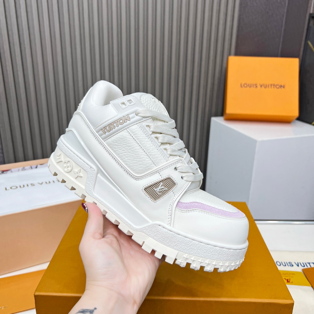 NO:274060,Trainer Maxi series couple fat den sneakers. The loose silhouette is introduced to the LV Trainer sneakers designed by Virgil Abloh. The cowhide upper is combined with rough fabric laces to indicate the classic brand elements with colorful beads. The tongue is marked with LV letters, and Monogram flowers are on the outsole. Fabric: Original custom imported top layer cowhide Inner: Original custom breathable net Outsole: Original open mold TPU combination sole Sole thickness: 4CM, Men and women: 38-45 (38, 45 custom made),,louis vuitton,sneakers,cowhide19860909Trainer Maxi 系列情侣胖丁运动鞋.宽松廓形引入 Virgil Abloh 笔下的 LV Trainer 运动鞋设计,牛皮革鞋面结合粗犷织物鞋带,以缤纷串珠点明品牌经典元素.LV 字母标注鞋舌,Monogram 花卉栖身外底. 面料: 原版定制进口头层牛皮 内里: 原版定制透气网里 大底: 原版开模TPU组合大底 底厚: 4CM, 男女:38-45（38、45订做）,,louis vuitton,sneakers,cowhide,Men's shoes