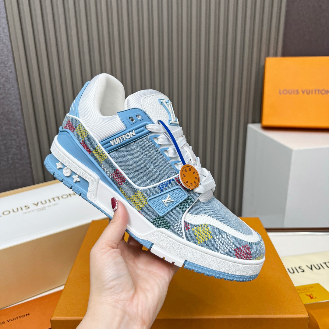NO:274058,LV Louis Vuitton L Home Donkey Trainer Series Couple Style Casual Sports Shoes Skateboard Shoes Original Quality This LV Trainer Sports Shoes is a LVers Damier pattern designed by Denning cloth art director Pharrell Williams. The rubber Vuitton logo and LV letters are incorporated into the craftsmanship upper, and then the delicate outsole is lit with Monogram flowers. Men and women's models 35-45,,louis vuitton,louis vuitton,louis vuitton,versace,louis vuitton,sneakers19860909LV 路易威登L家 驴牌 Trainer系列 情侣款 休闲 运动鞋 滑板鞋 原版品质 本款 LV Trainer 运动鞋为丹宁布铺陈男装艺术总监 Pharrell Williams 设计的 LVers Damier 图案,于工致鞋面融入橡胶 Vuitton 标识和 LV 字母,再以 Monogram 花卉点亮细腻外底 男女款35-45,,louis vuitton,louis vuitton,louis vuitton,versace,louis vuitton,sneakers,Men's shoes
