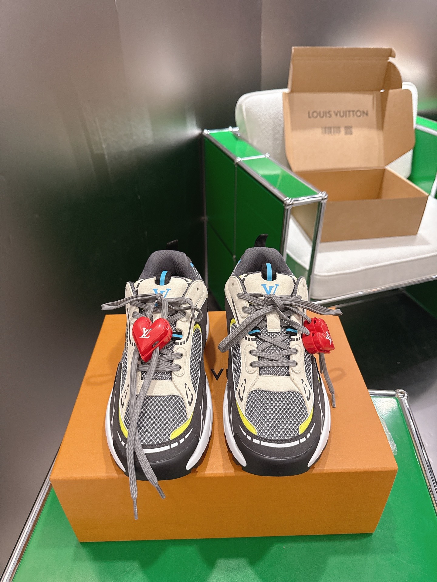 NO:833162,Accessories LV TATIC RUNNER Louis Vuitton sneakers The LV Tatic Runner sneakers draw inspiration from the running shoes of the 1990s, setting off a new trend in sports aesthetics. Mesh and technical materials create a refined upper, and the LV letters add a bright color and dynamic atmosphere. The light and resilient outsole brings all-day comfort and is embellished with the Vuitton logo. The mixed technical material lace logo element and rubber outsole are decorated with the Vuitton logo.  Size:39-45,,louis vuitton,louis vuitton,sneakers19860909配饰 LV TATIC RUNNER 路易威登运动鞋  LV Tatic Runner 运动鞋向 1990 年代的跑鞋汲取灵感,再掀运动美学新风潮.网眼和科技材质共筑精致鞋面,LV 字母焕现鲜明色彩与动感气息.轻盈回弹的外底带来全天候的舒适穿着体验,更有 Vuitton 标识点缀其上.混合科技材质鞋带标识元素橡胶外底饰Vuitton 标识 码数:39-45,,louis vuitton,louis vuitton,sneakers,Men's shoes