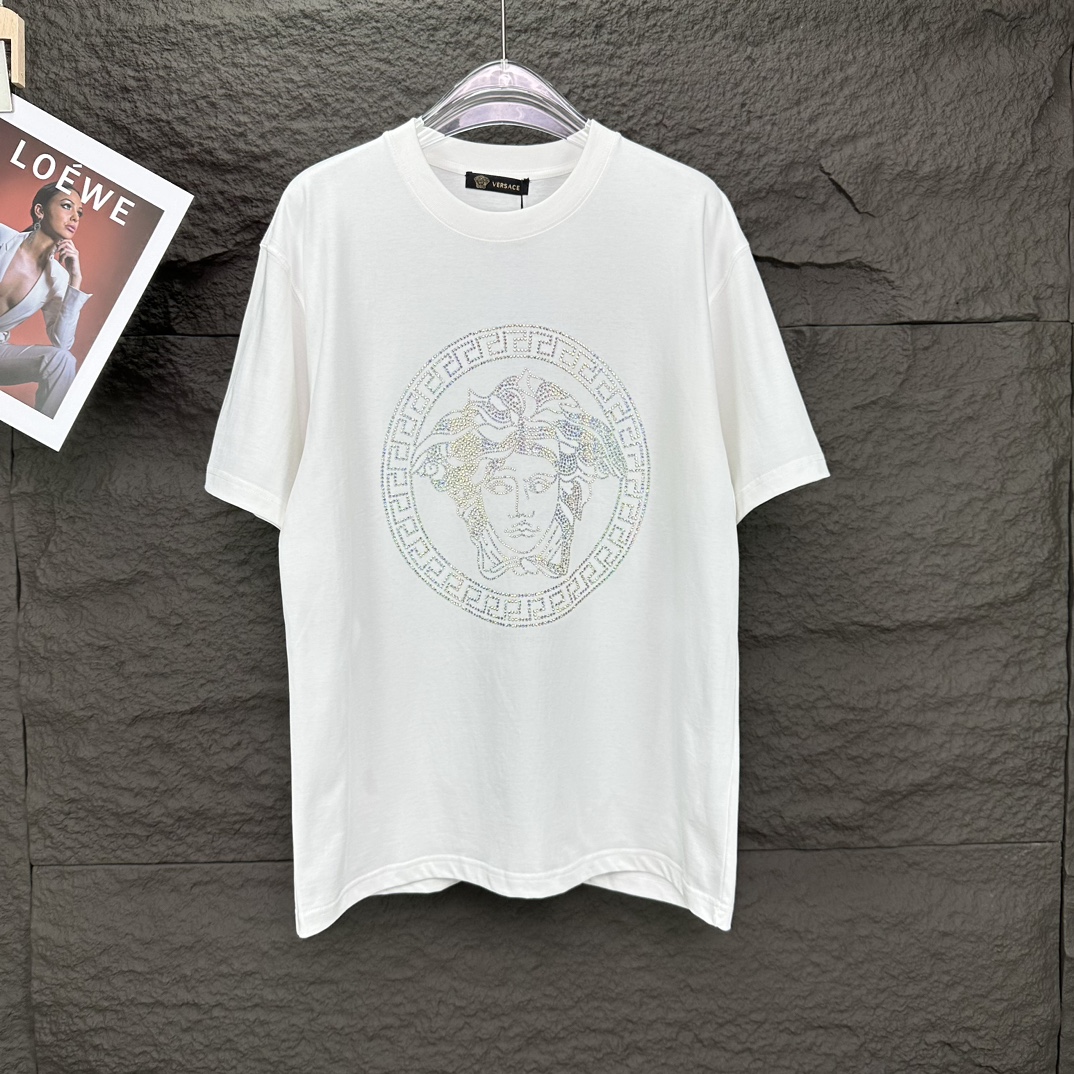 Camiseta de manga corta Versace 2024 nuevo con logo de retrato y cristales termoadhesivos para parejas 🔥alta versión🔥…