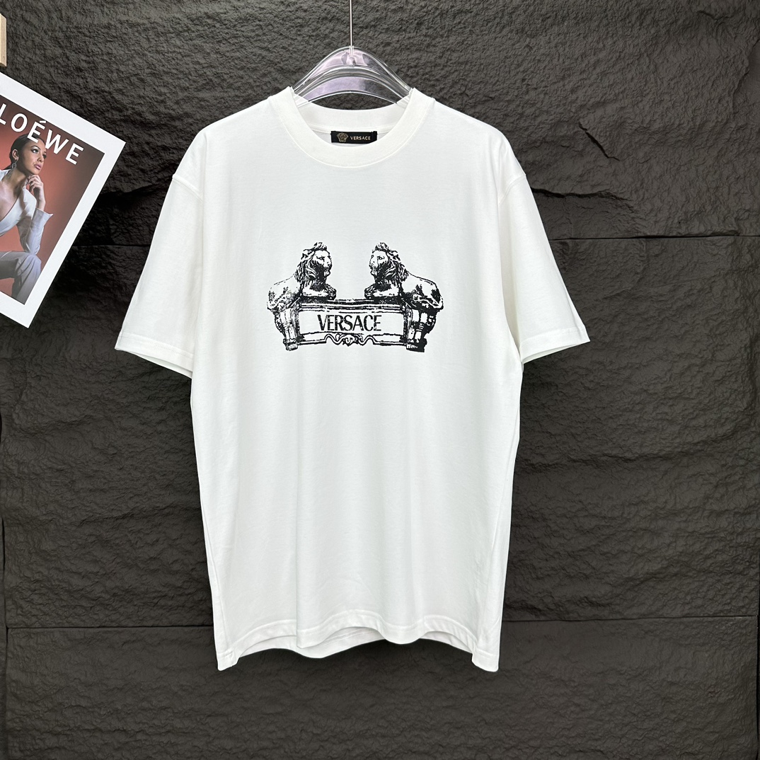 Camiseta de manga corta Versace 2024 nuevo león 🦁️ patrón de letras para parejas 🔥alta versión🔥alta versió…