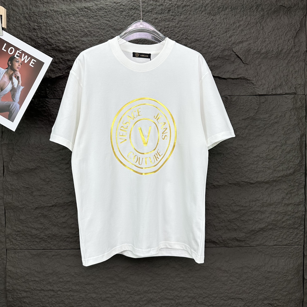 Versace 2024 nueva camiseta de manga corta unisex con logo de letras doradas 🔥versión alta🔥versión alta🔥 tela origin…