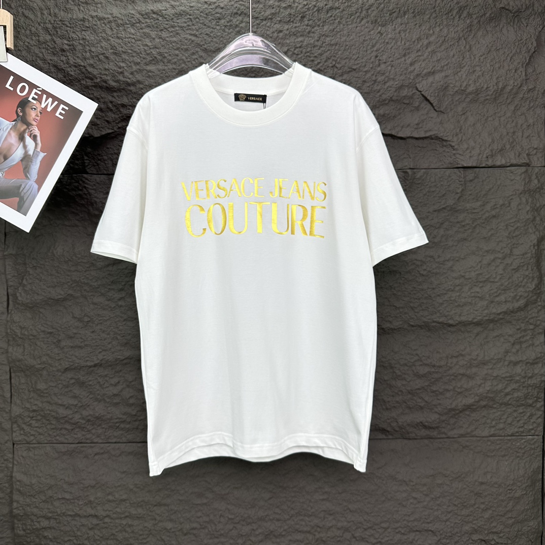 Versace 2024 nueva camiseta de manga corta unisex con logo de letras doradas 🔥versión alta🔥versión alta🔥 tela origin…