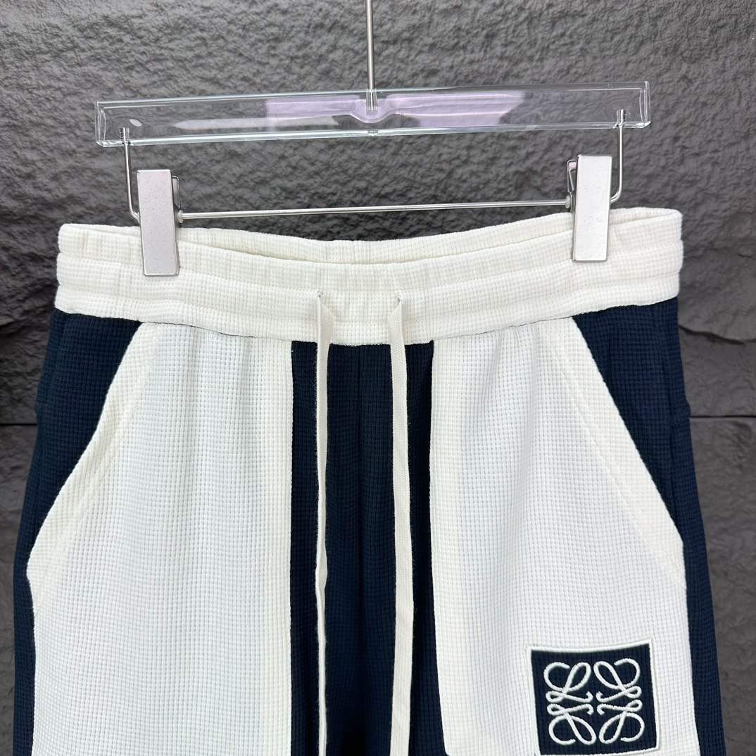 Loewe2024 Waffle Bag Embroidered Couple Shorts: High-End Unisex Fashion Statement - 图片 2