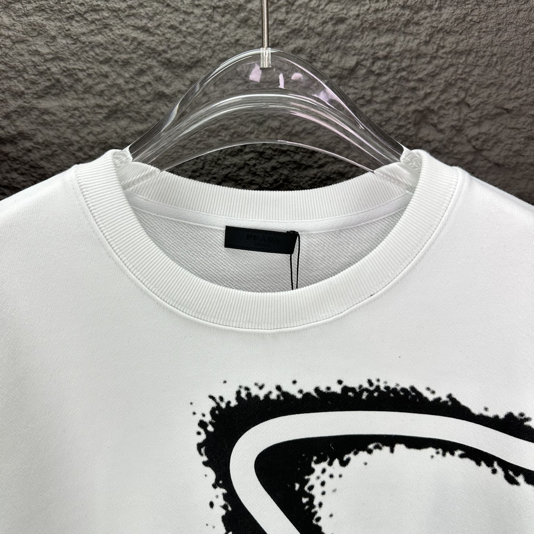 2024 Prada Triangular Insignia: High-End Fashion for Men and Women - 图片 3