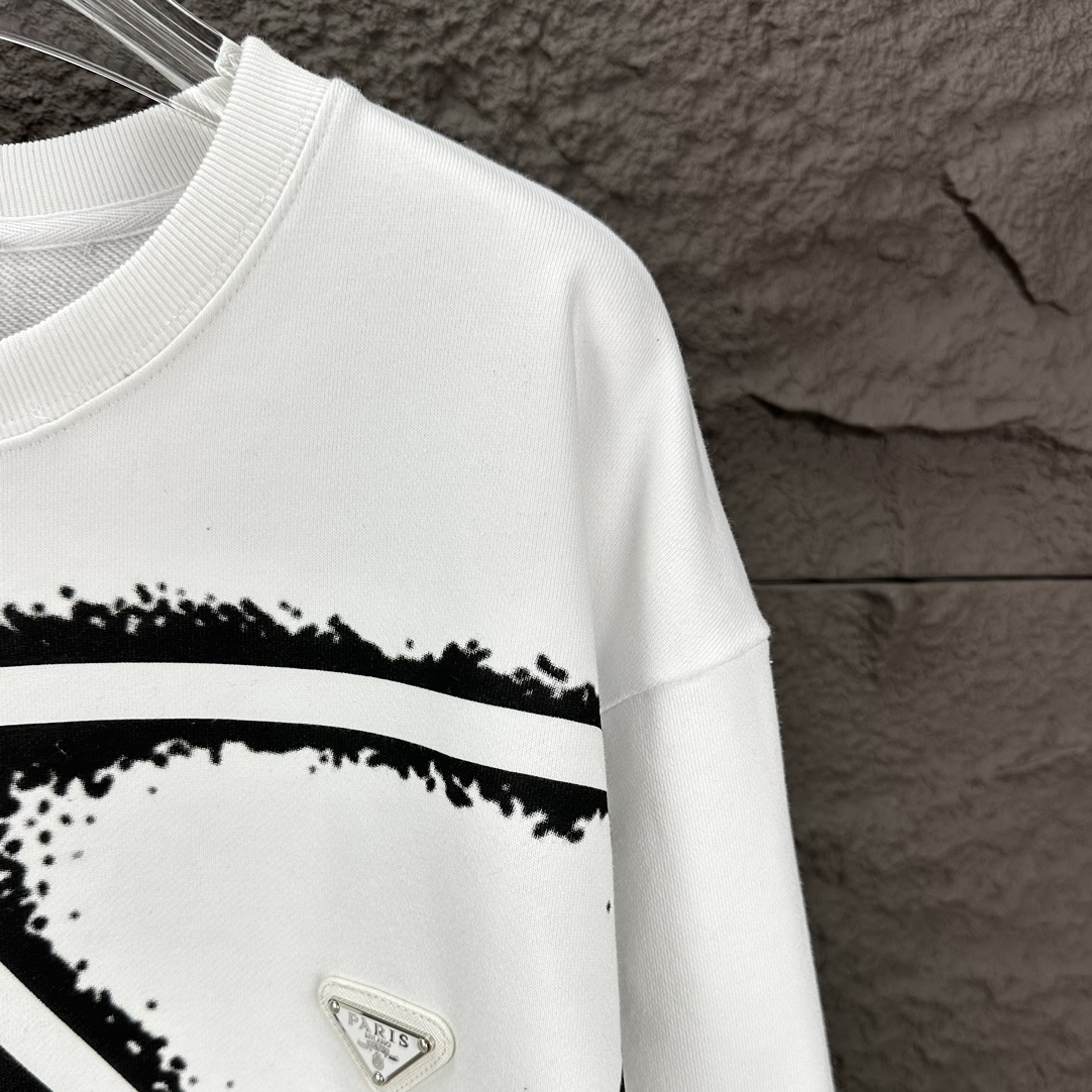 2024 Prada Triangular Insignia: High-End Fashion for Men and Women - 图片 4