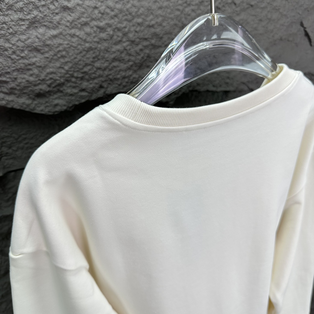 High-end GUCCI Apparel with New Letter Logo: Ancient Cortex Couple’s Fashion Statement - 图片 8