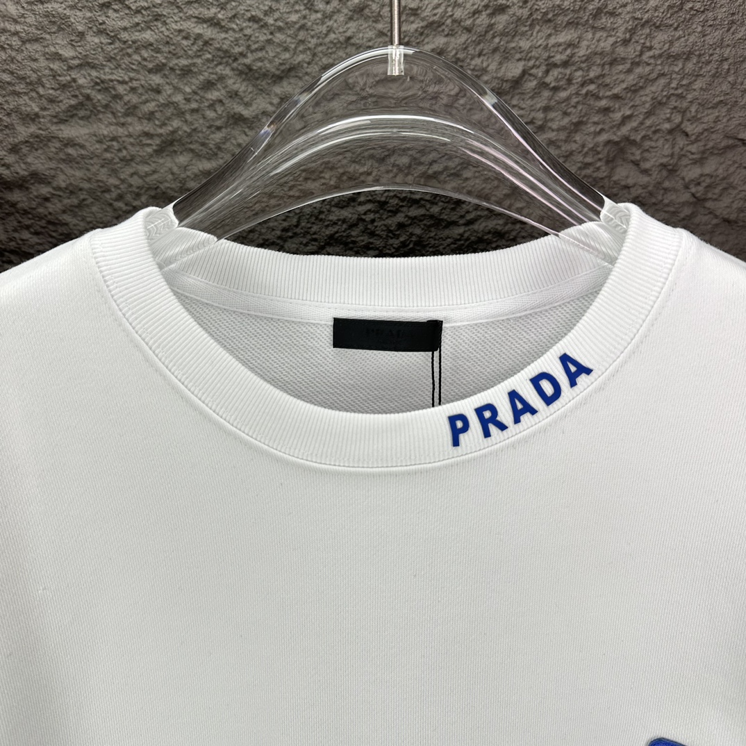 Prada Unveils High-End Triangular Emblem 2024 Collection - 图片 3