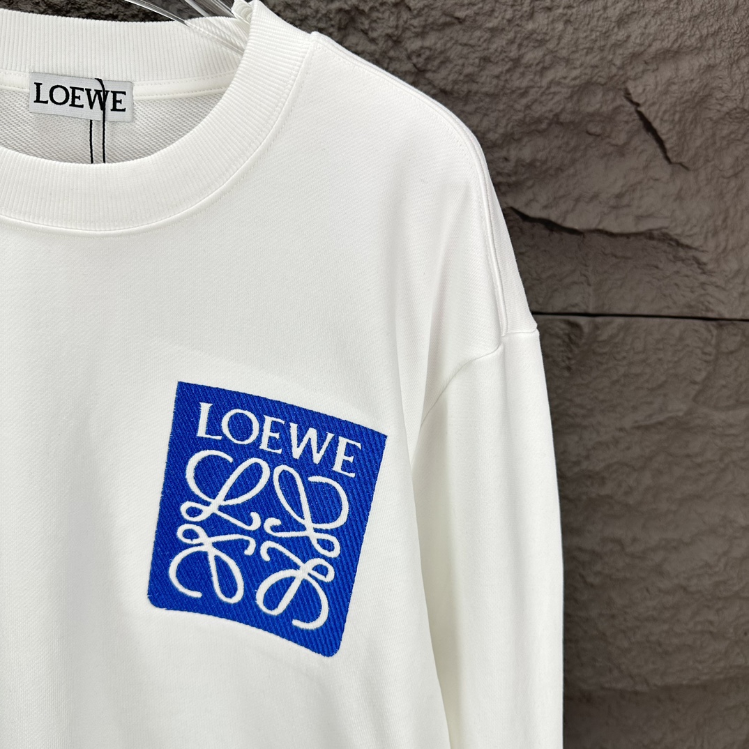 Loewe2024 Puffer Jacket with Embroidered Logo for Couples: High-End Fashion Statement - 图片 4