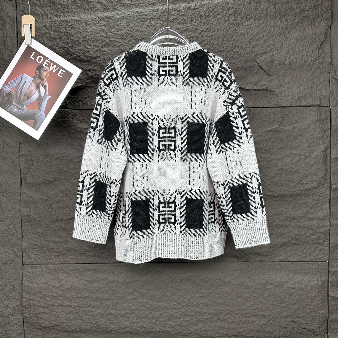 2024 New Gyvánze Plaque Logo Round-Collar Sweater in Grey, Unisex S-XL Sizes - 图片 2