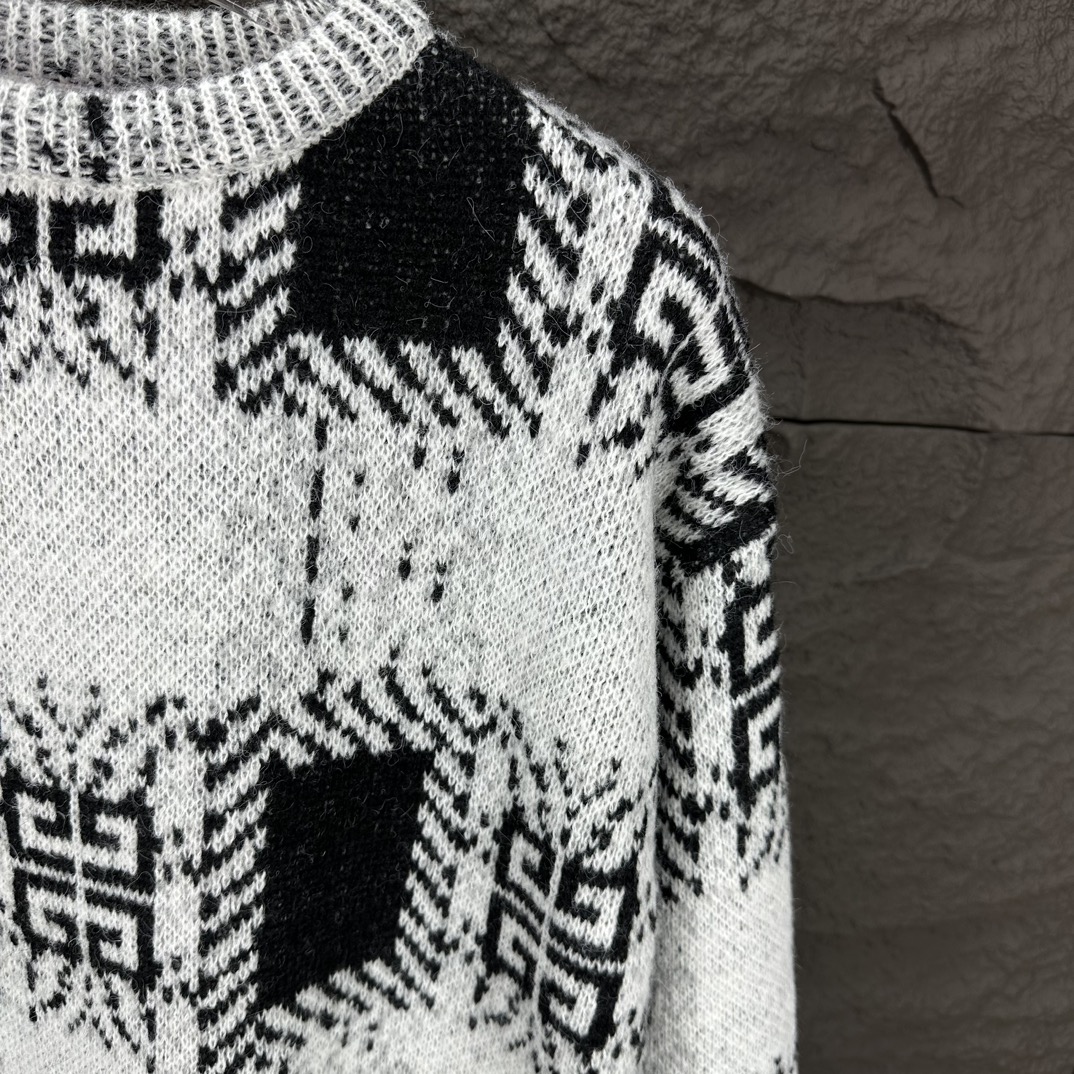 2024 New Gyvánze Plaque Logo Round-Collar Sweater in Grey, Unisex S-XL Sizes - 图片 4