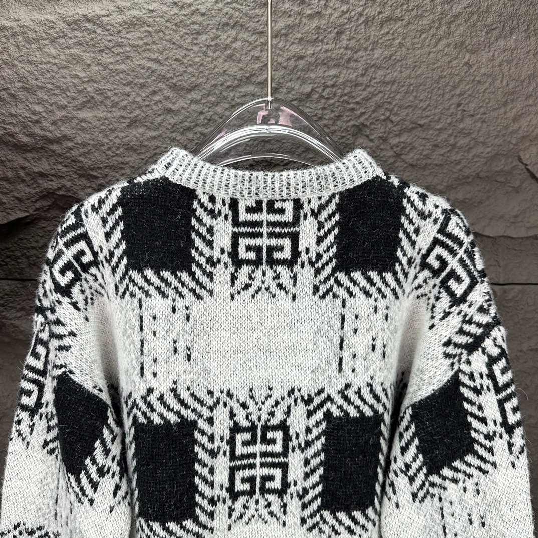 2024 New Gyvánze Plaque Logo Round-Collar Sweater in Grey, Unisex S-XL Sizes - 图片 9