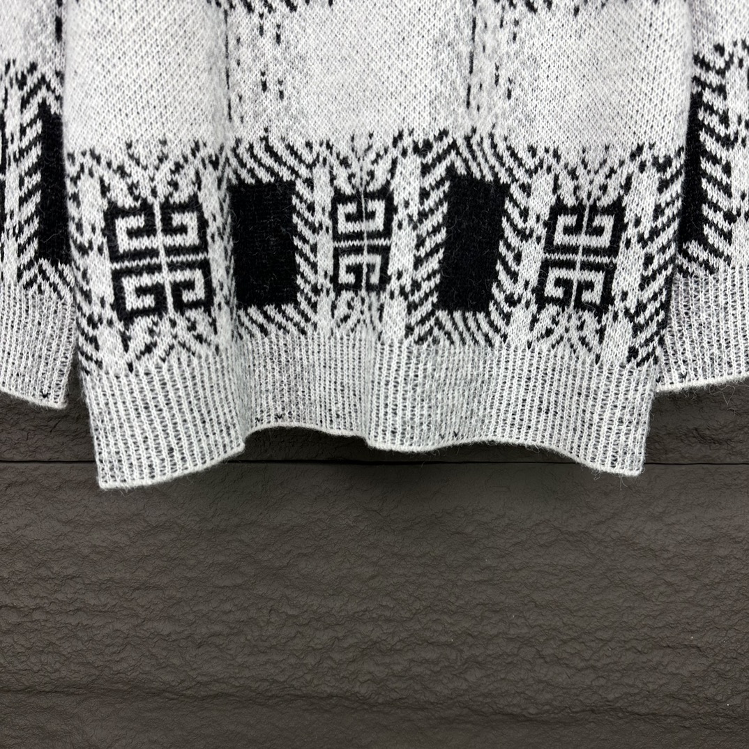 2024 New Gyvánze Plaque Logo Round-Collar Sweater in Grey, Unisex S-XL Sizes - 图片 6