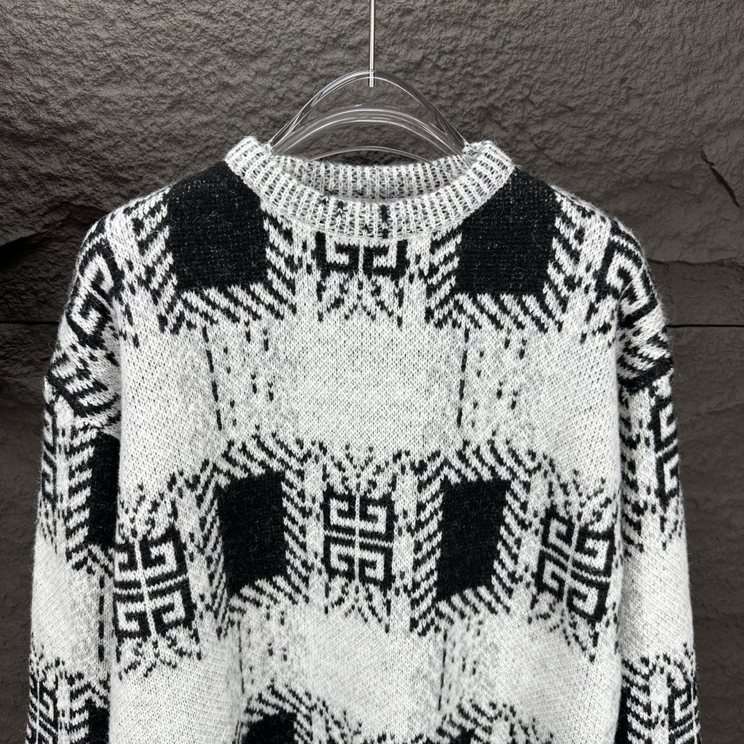2024 New Gyvánze Plaque Logo Round-Collar Sweater in Grey, Unisex S-XL Sizes - 图片 5