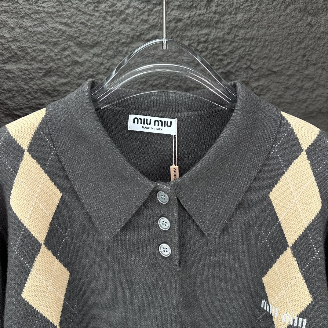 2024 MIU MIU Diamond-Shaped Knit Sweater: High-End Unisex Fashion Statement - 图片 3