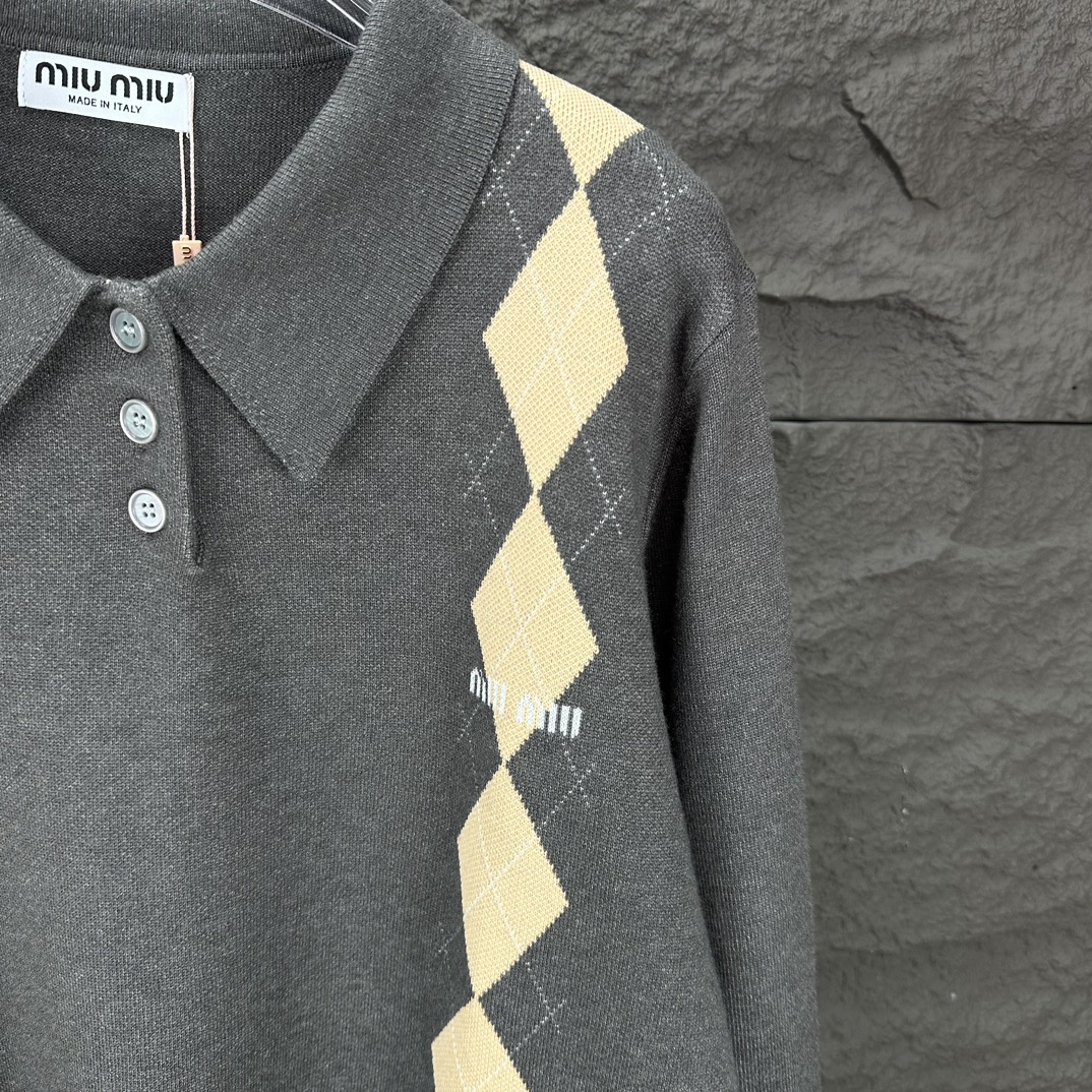 2024 MIU MIU Diamond-Shaped Knit Sweater: High-End Unisex Fashion Statement - 图片 4
