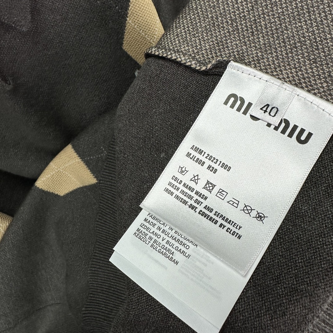 2024 MIU MIU Diamond-Shaped Knit Sweater: High-End Unisex Fashion Statement - 图片 8