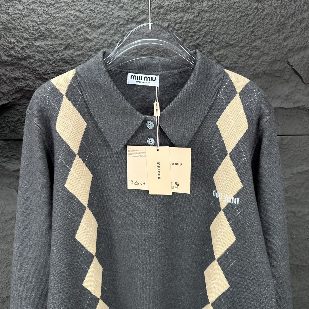 2024 MIU MIU Diamond-Shaped Knit Sweater: High-End Unisex Fashion Statement - 图片 5